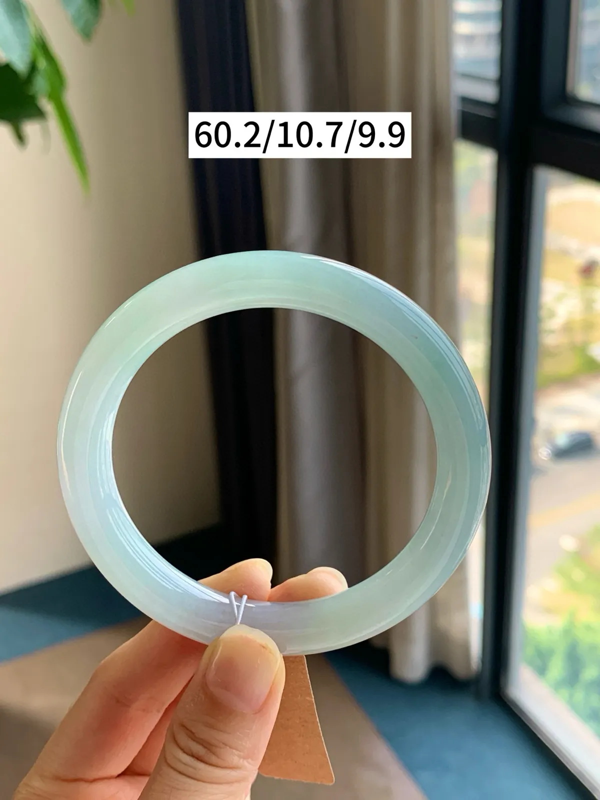 晴绿圆条手镯   
尺寸：60.2/10.7/9.9