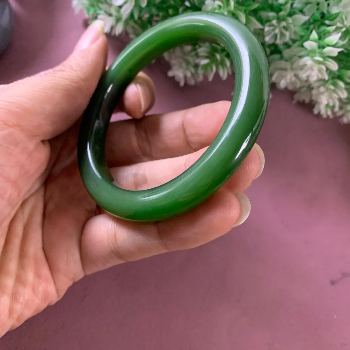 土豪款，和田玉56圈口碧玉阳绿色宽版手镯【挽间柔情】，镯型古朴典雅。在诗情画意的雨巷相遇，你是我腕间的一抹风情，有你眸有深情.清风荡漾湖间静水，我愿俯身低眉，在烟波涟漪处寻