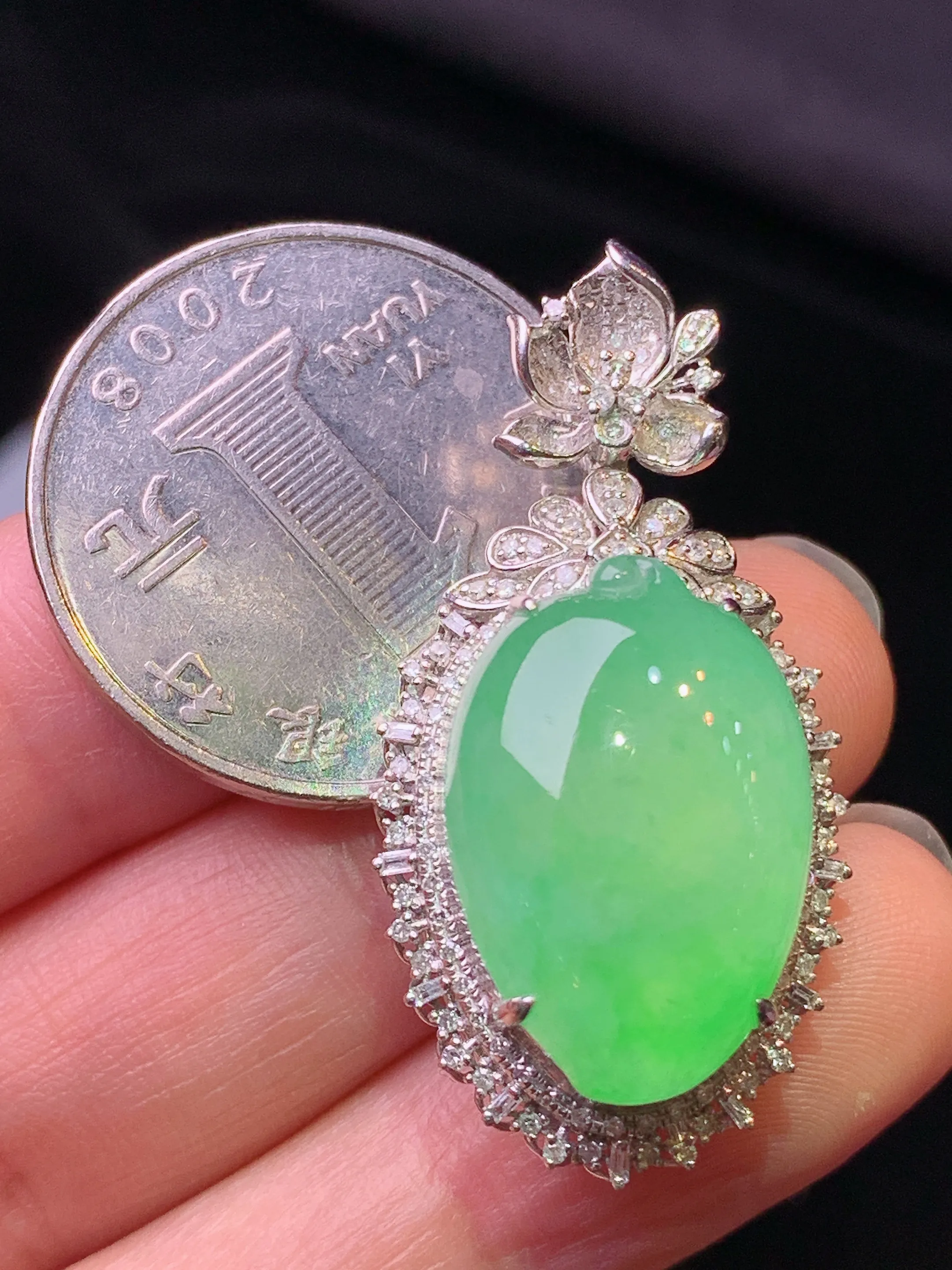 18k金钻镶嵌翠绿福瓜吊坠 玉质细腻 色泽艳丽清新 整体尺寸37*18.6*14.5