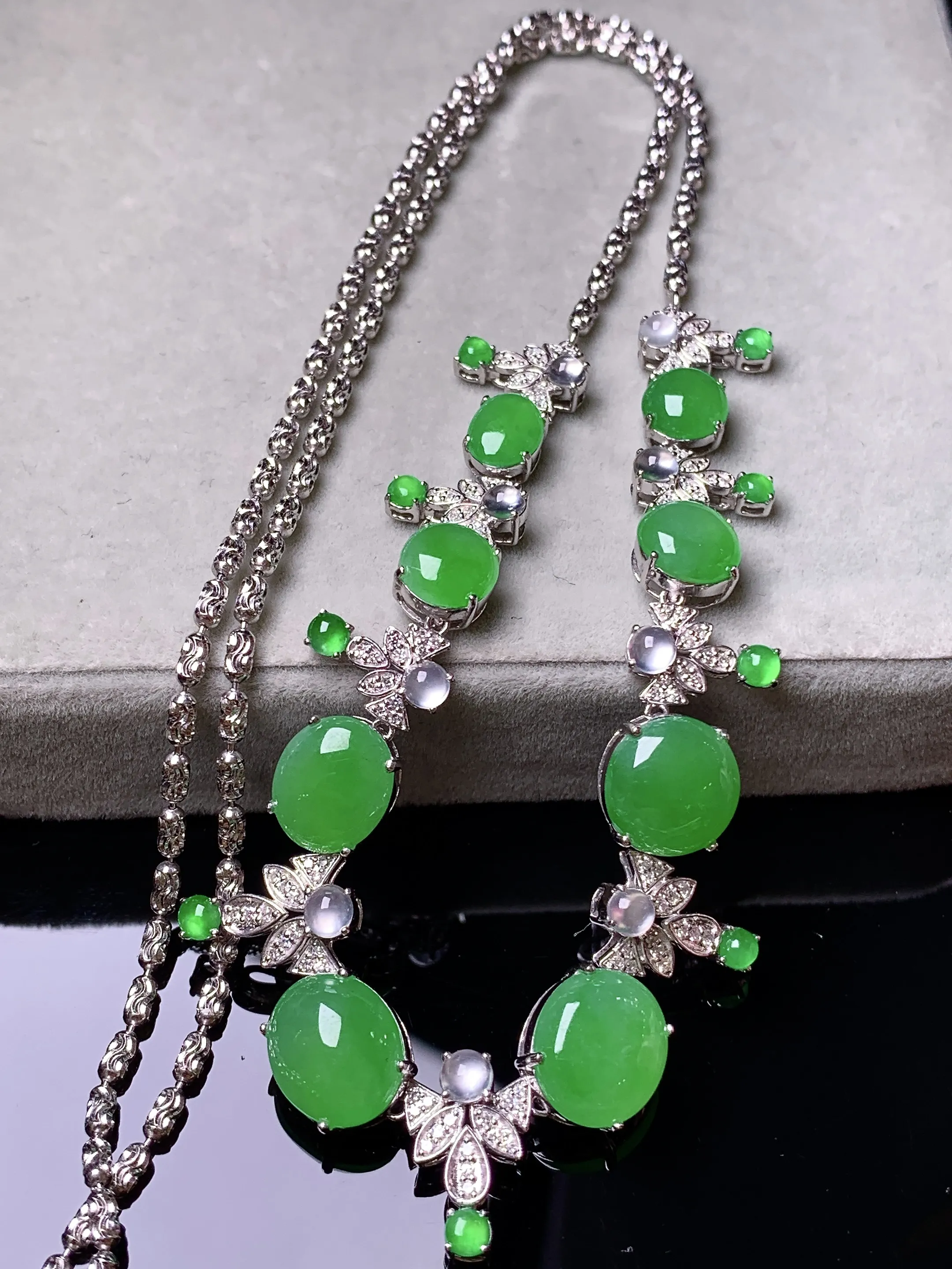 18k金钻镶嵌满绿蛋面锁骨项链 玉质细腻 色泽艳丽清新 整体尺寸70*12*5.2