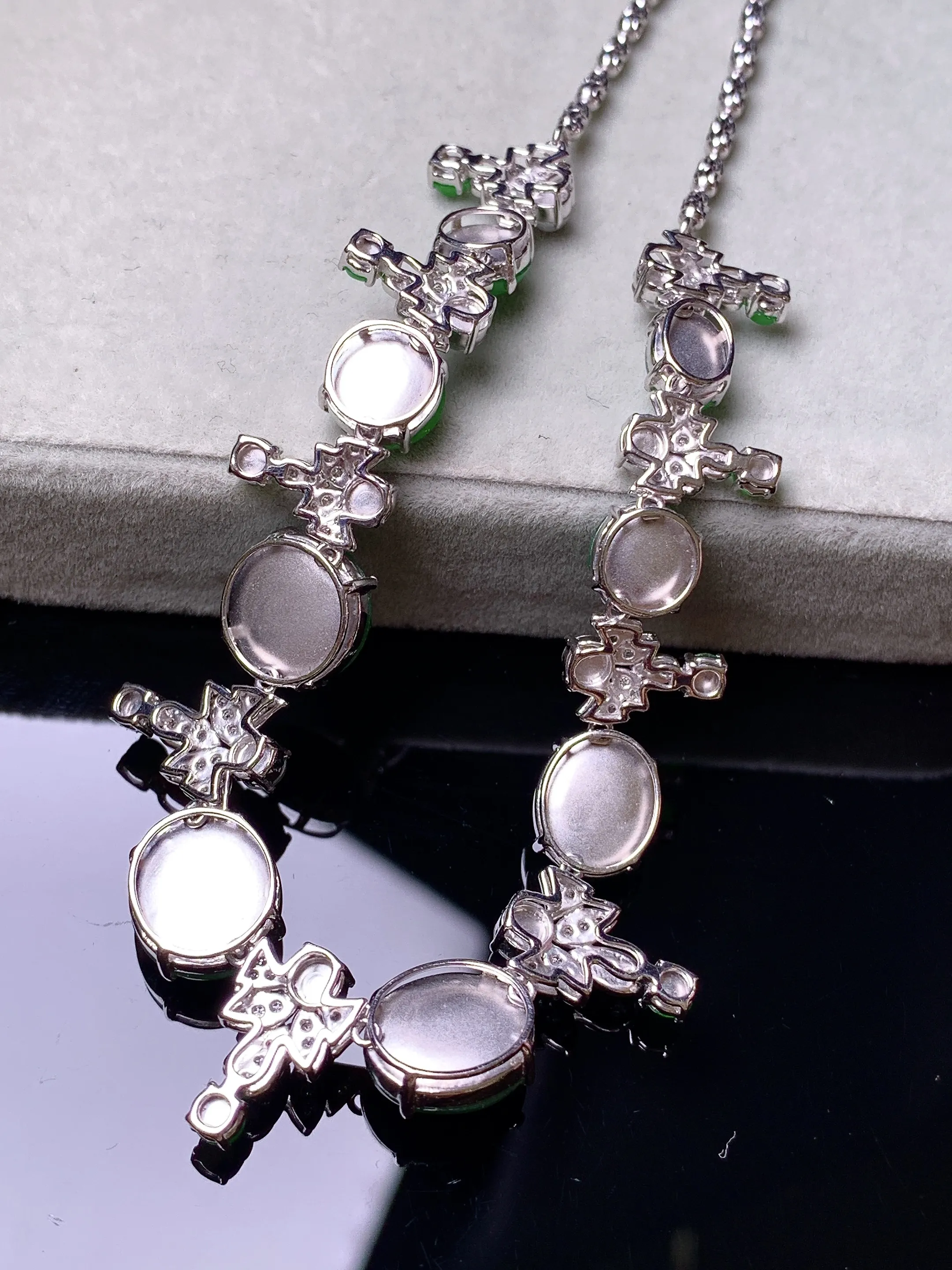 18k金钻镶嵌满绿蛋面锁骨项链 玉质细腻 色泽艳丽清新 整体尺寸70*12*5.2