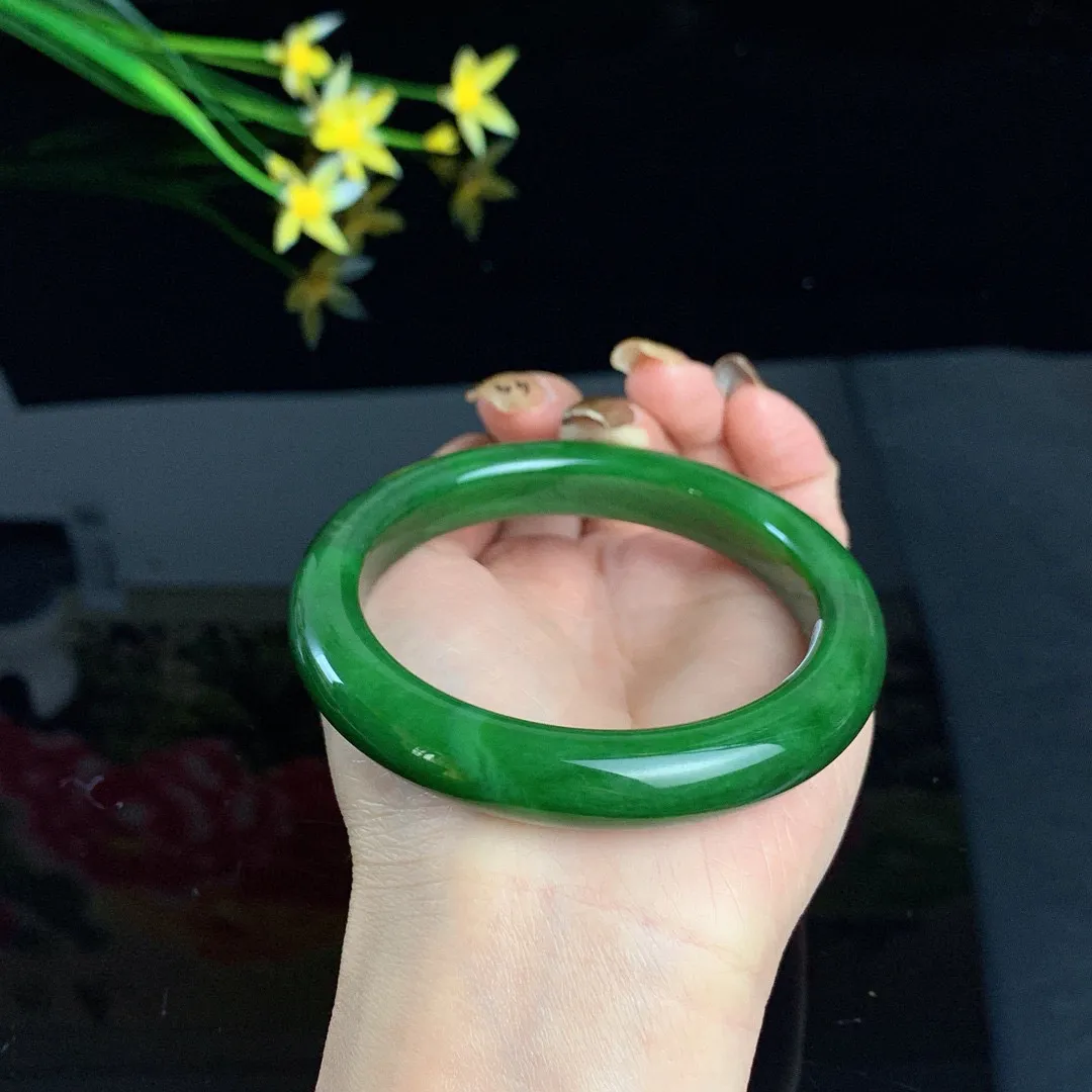 和田玉60.5圈口菠菜绿碧玉手镯！玉质细腻油润 底色纯净 无裂无黑 脂粉好，品质高