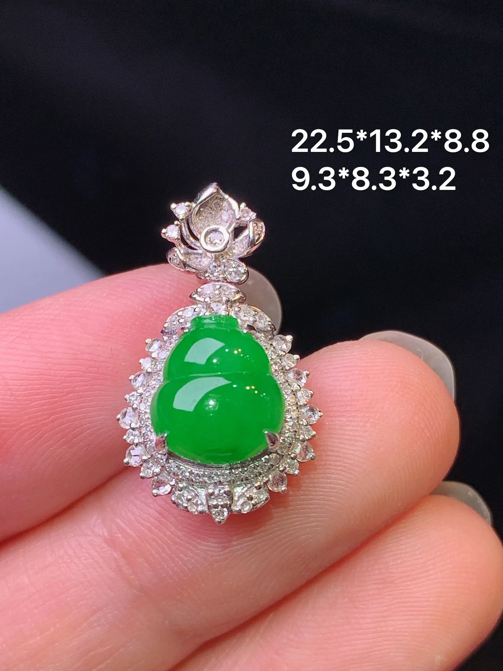 18k金钻镶嵌满绿葫芦吊坠 玉质细腻 色泽艳丽清新 整体尺寸22.5*13.2*8.8