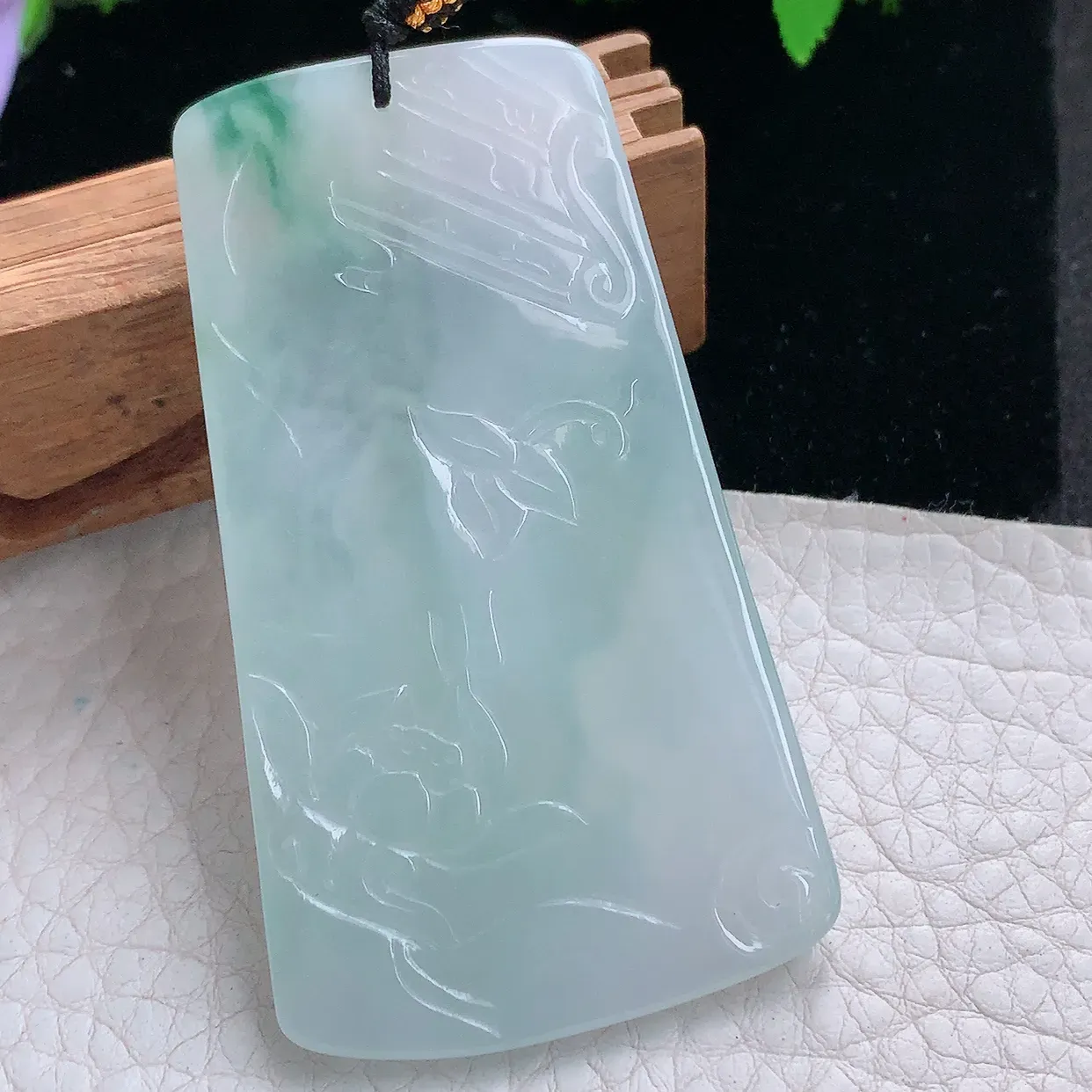 kh实拍63*36.3*5.3缅甸翡翠精雕清爽飘花持莲观音玉吊坠 玉挂件