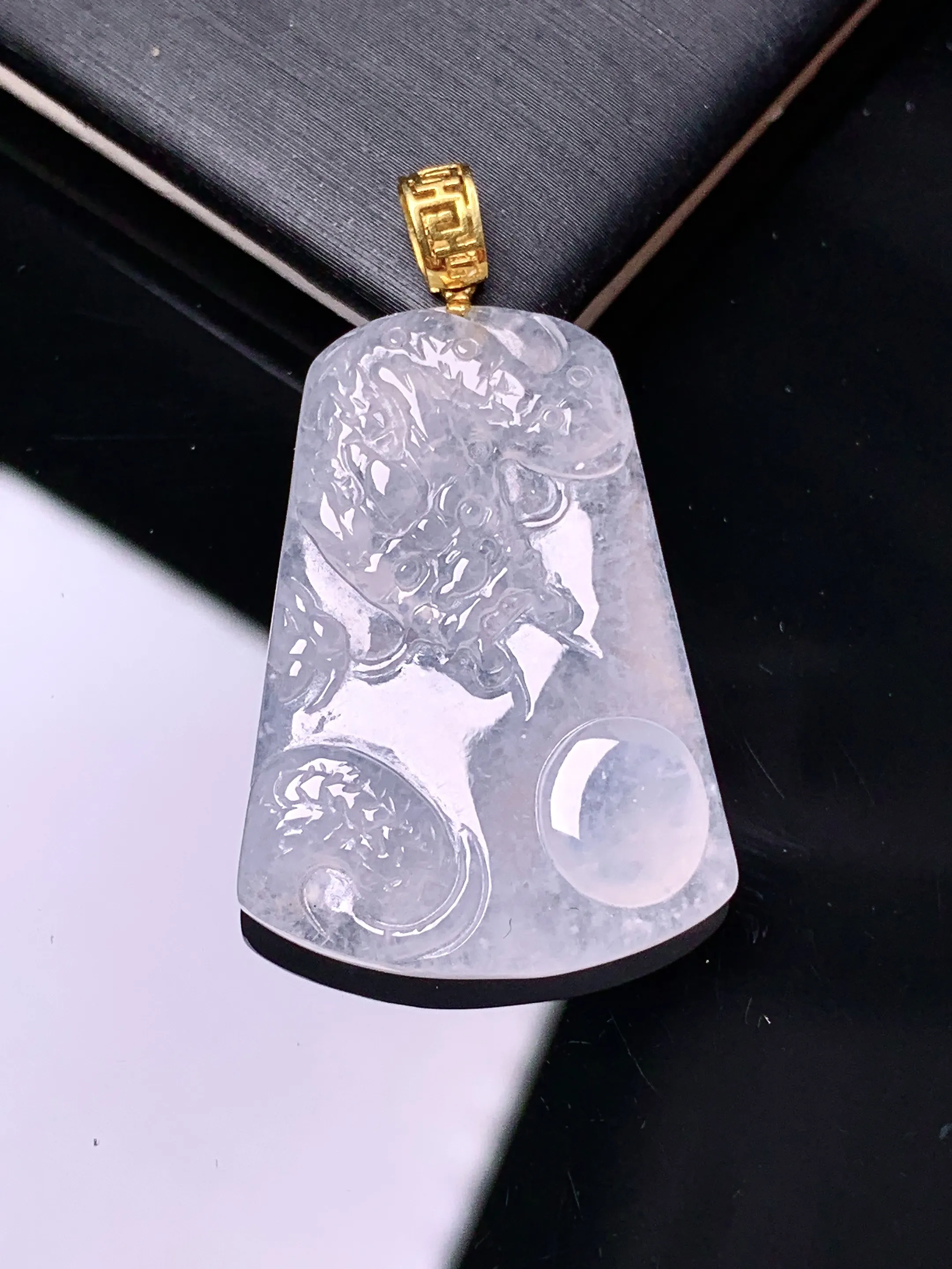18k金镶嵌冰种龙牌吊坠 玉质细腻 色泽艳丽清新 整体尺寸36.6*21.5*4.2