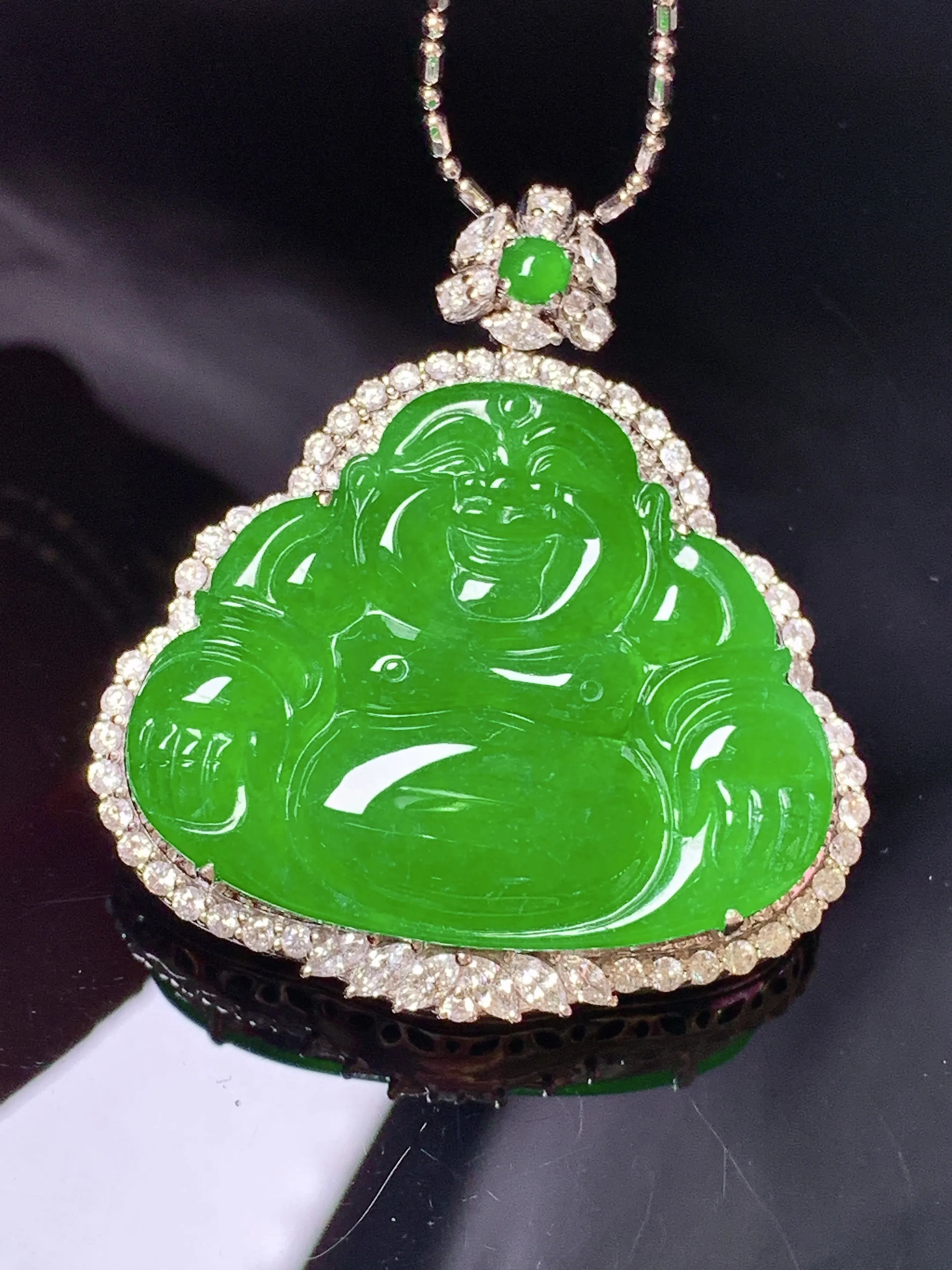 18k金钻镶嵌满绿佛公吊坠 玉质细腻 色泽艳丽清新 整体尺寸40*36*11.6