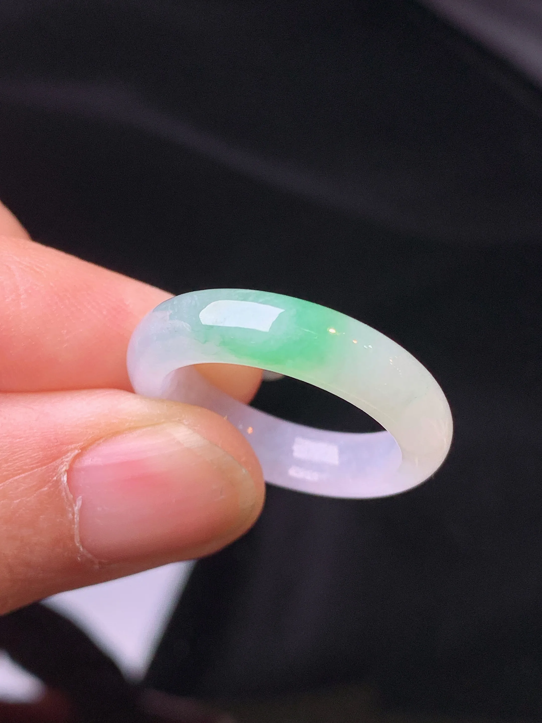 飘绿指环 玉质细腻 色泽艳丽清新 圈口12 整体尺寸23*4.8*3.6