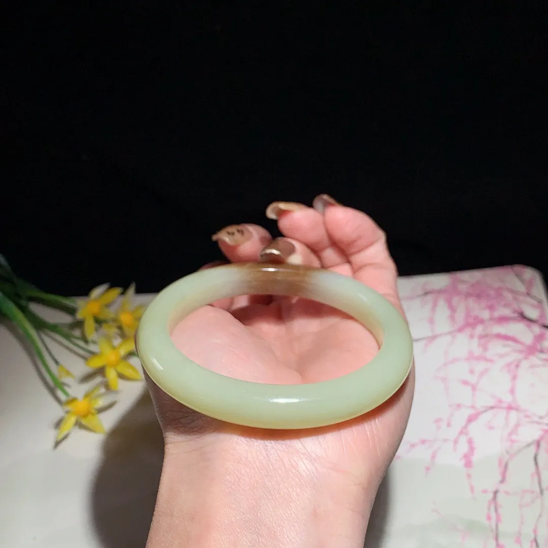 和田玉57圈且末糖手镯！玉质细腻油润 底色纯净  无纹裂 脂粉好，品质高。