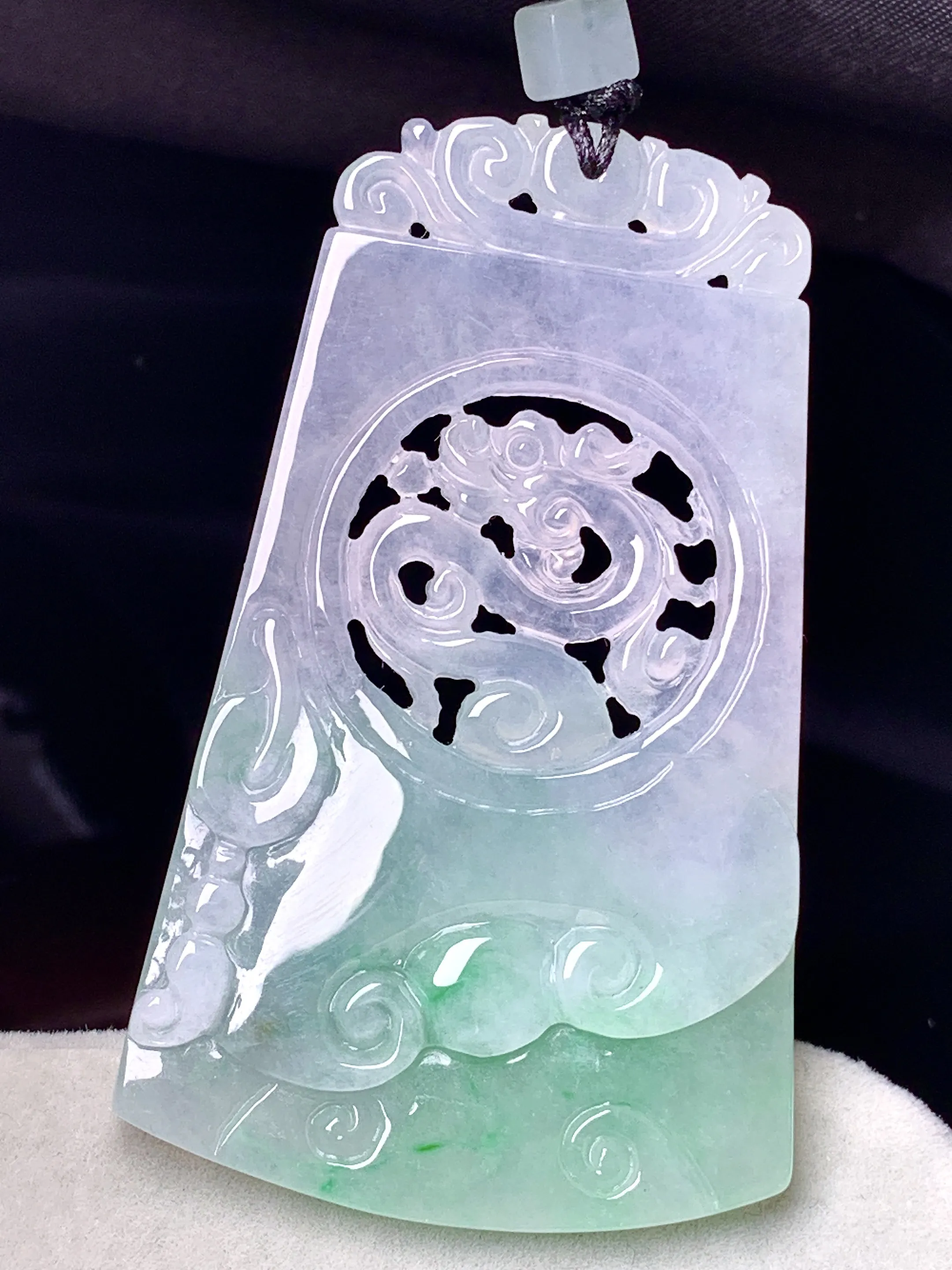 飘绿龙如意牌吊坠 玉质细腻 色泽艳丽清新 整体尺寸55.7*33.7*4