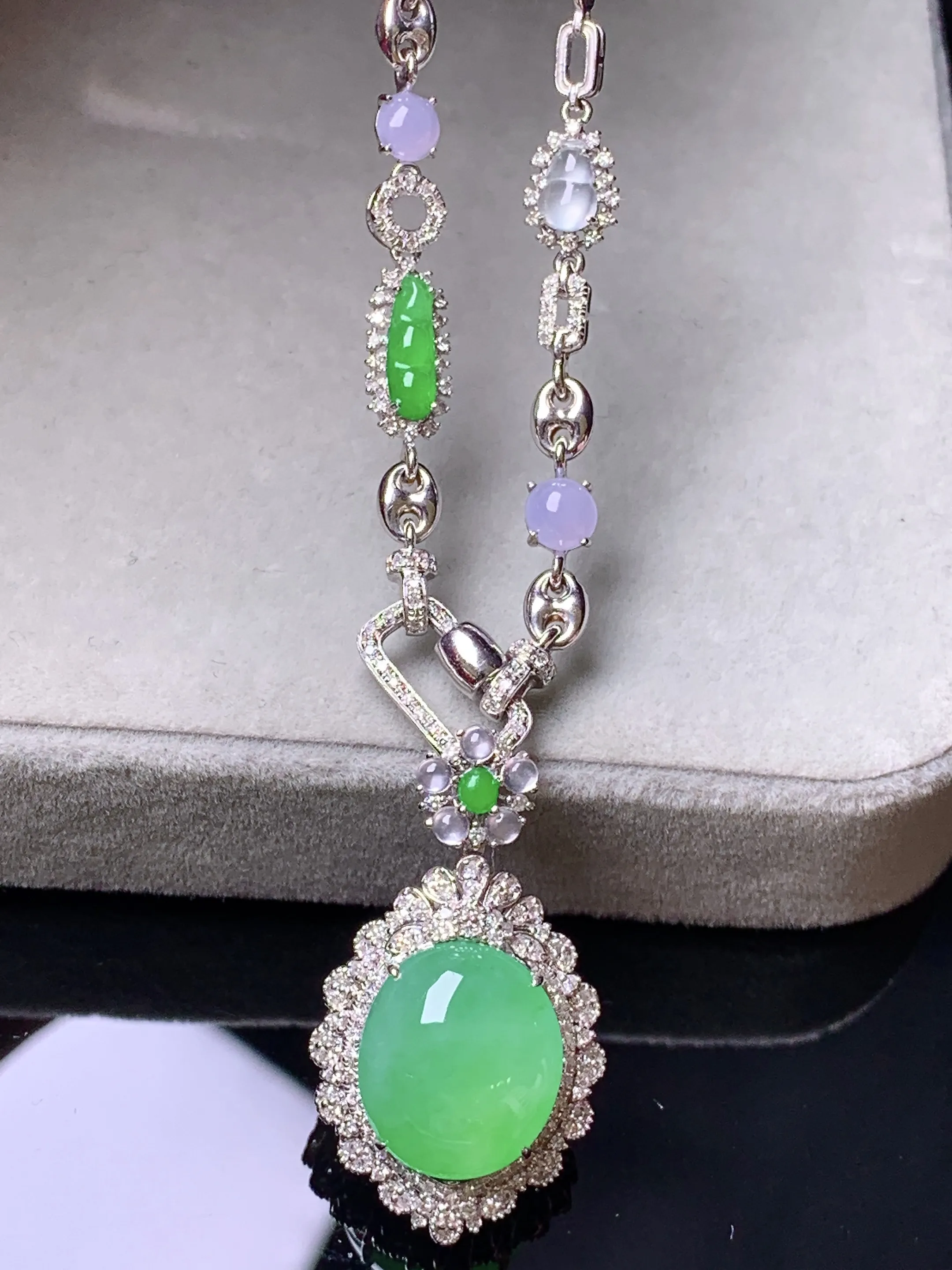 18k金钻镶嵌翠绿蛋面可分拆多用项链吊坠 玉质细腻 色泽艳丽清新 整体尺寸28.9*16.7*11