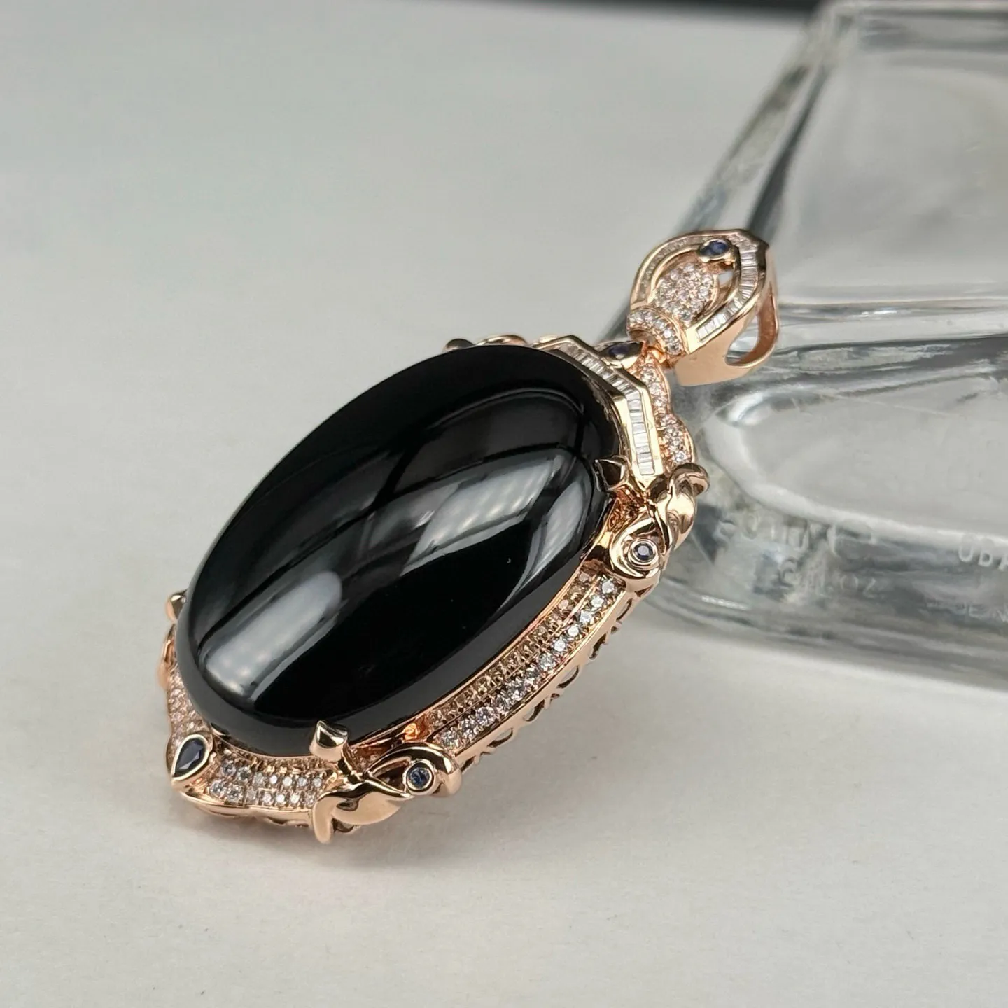 精品18k墨翠蛋面吊坠 种好色正 黑度极好 打灯通透 油性十足 尺寸51