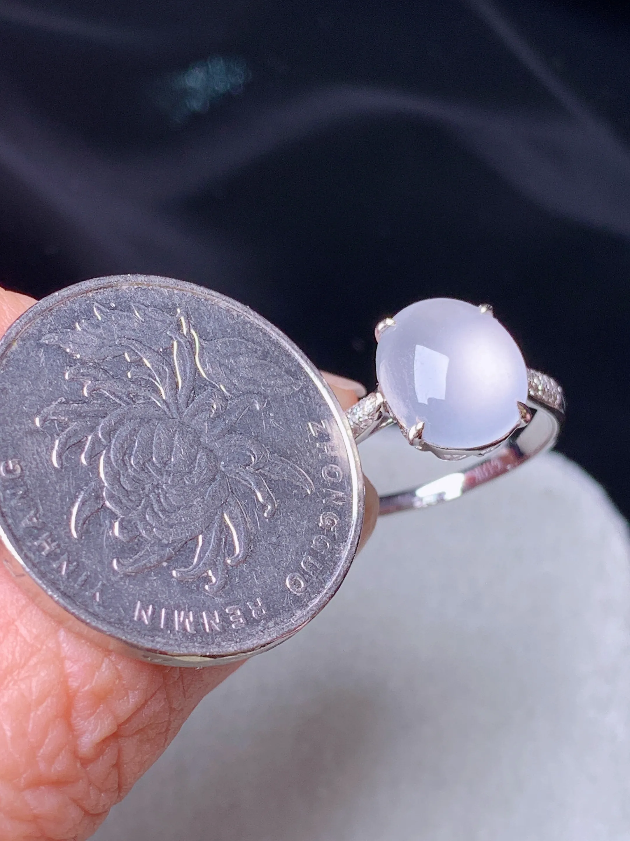 18k金钻镶嵌冰种蛋面戒指 玉质细腻 色泽艳丽清新 圈口13.5 裸石尺寸10.6*9.3*4.3