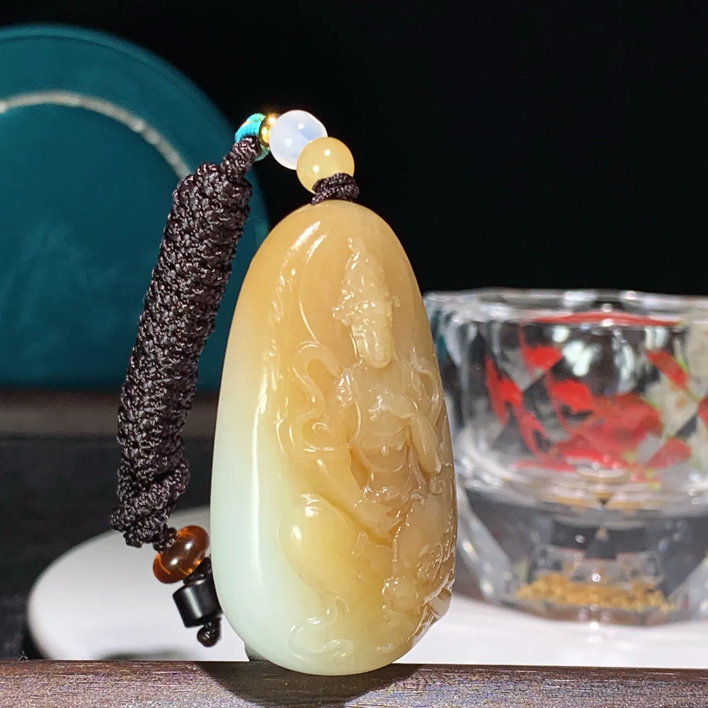 新疆和田玉且末糖观音牌子挂件 尺寸48/28/12重32.8克 玉质细腻油润 底色纯净 脂粉好，品质好。lt260114