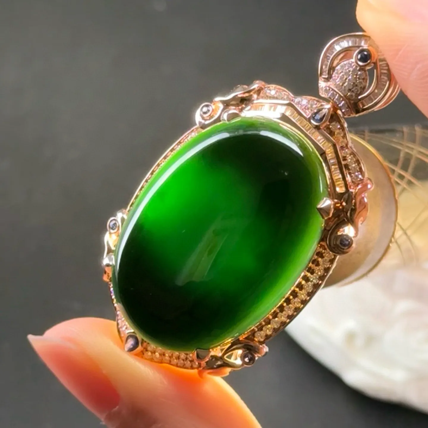 精品18k墨翠蛋面吊坠 种好色正 黑度极好 打灯通透 油性十足 尺寸51