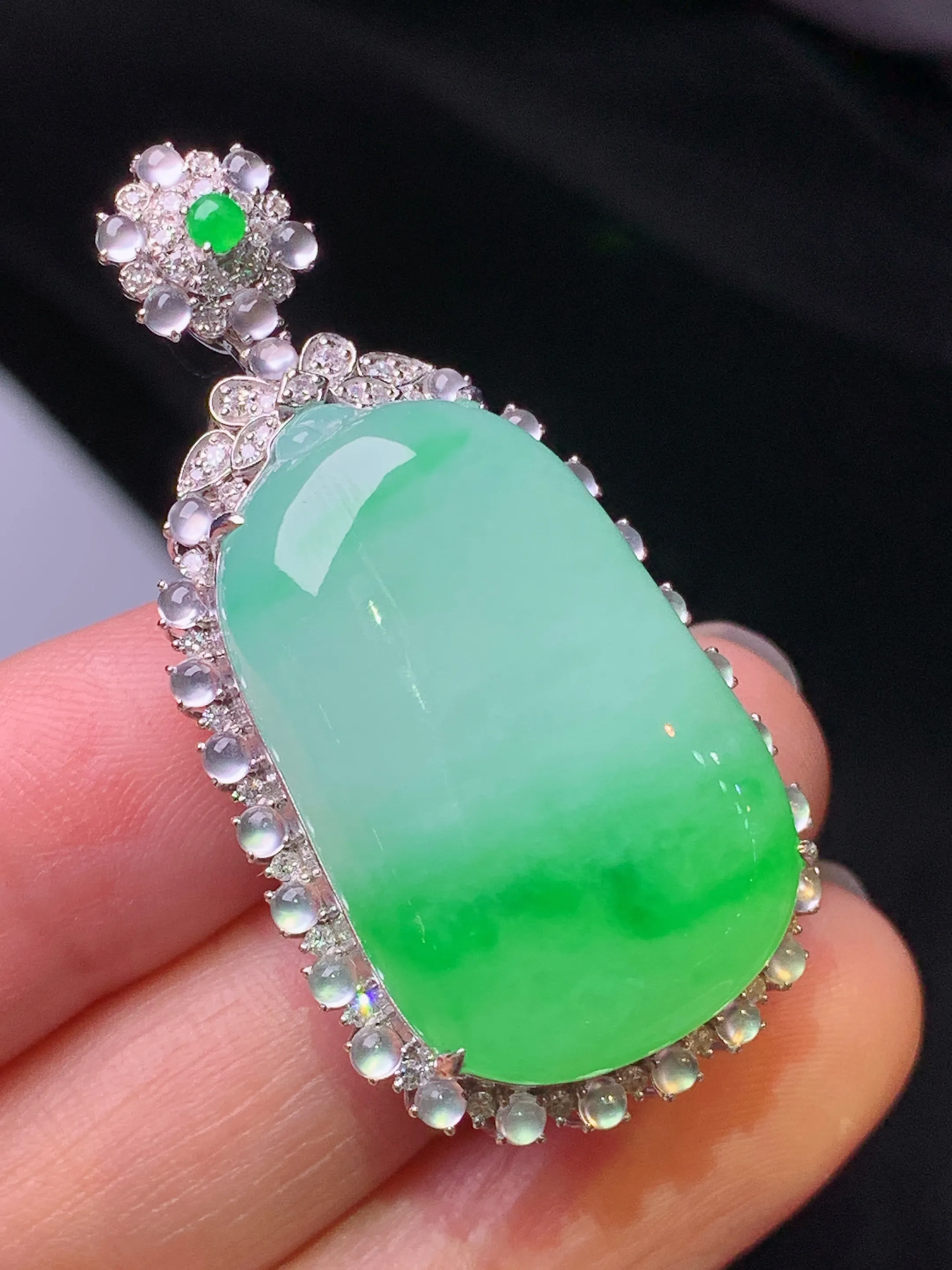 18k金钻镶嵌飘绿福瓜吊坠 玉质细腻 色泽艳丽清新 整体尺寸43.3*22*14.6