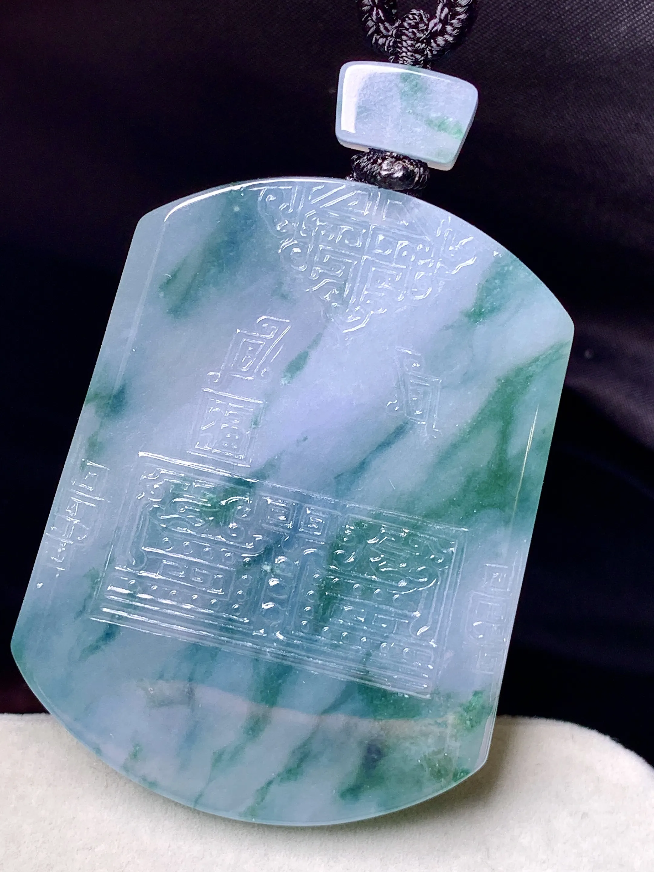 飘花无事牌吊坠 玉质细腻 色泽艳丽清新 整体尺寸53.1*40.5*5.5