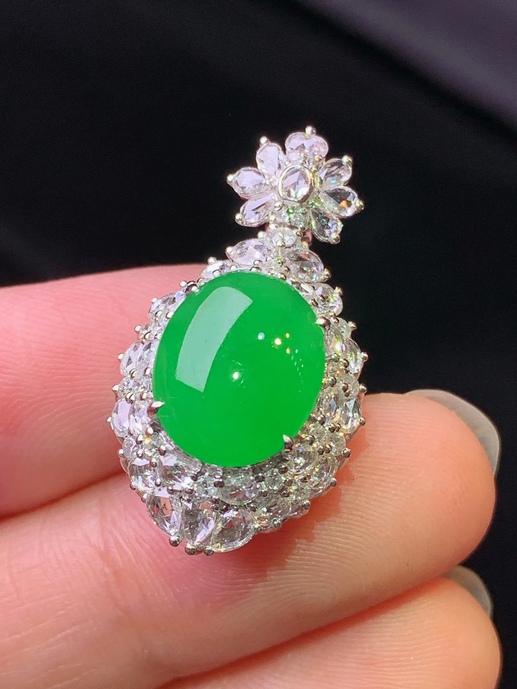 18k金钻镶嵌满绿蛋面吊坠 玉质细腻 色泽艳丽清新 整体尺寸28.3*15.3*12.7