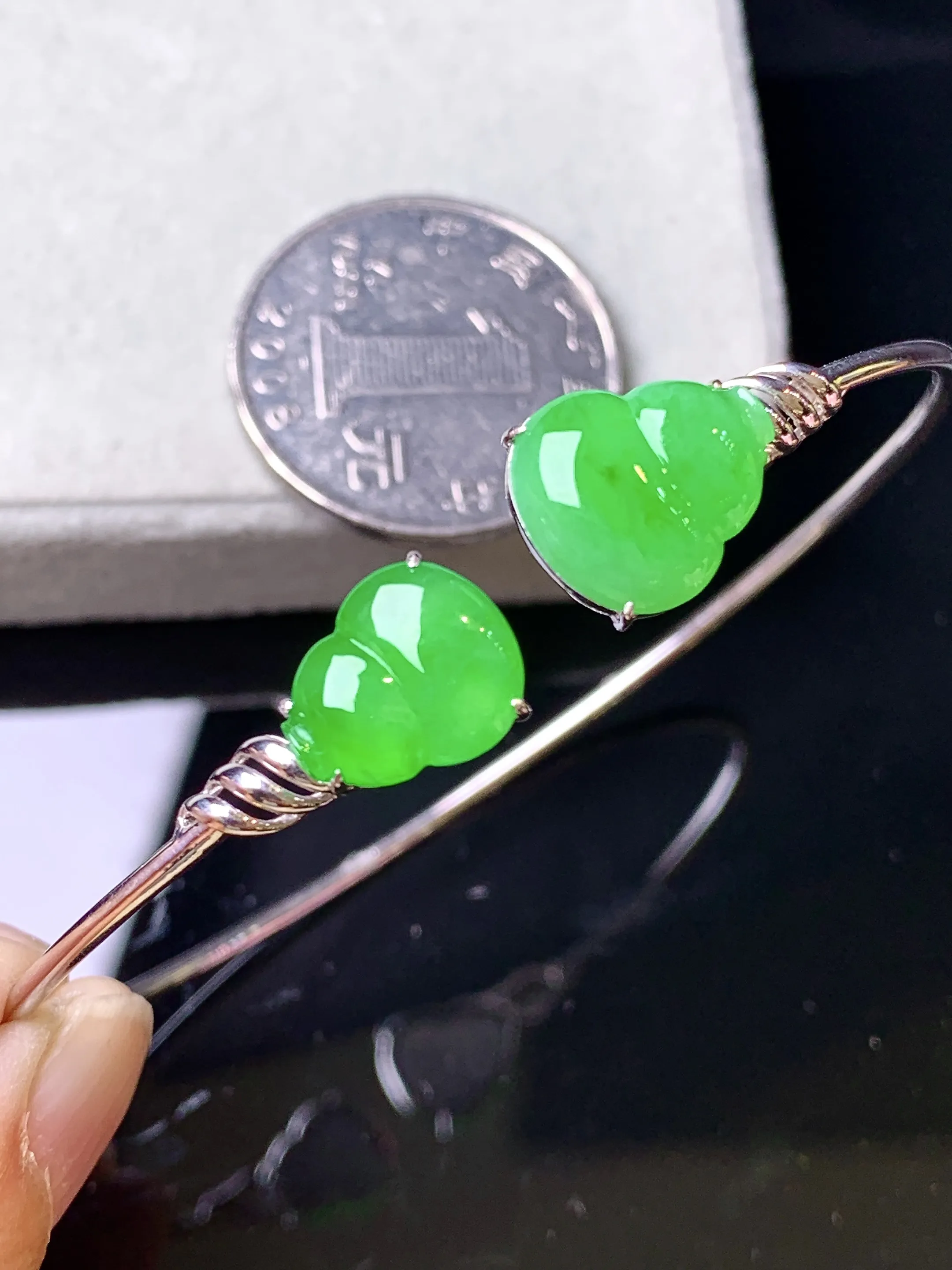 18k金镶嵌翠绿葫芦手镯 玉质细腻 色泽艳丽清新 圈口60 裸石尺寸12.5*11*3.5