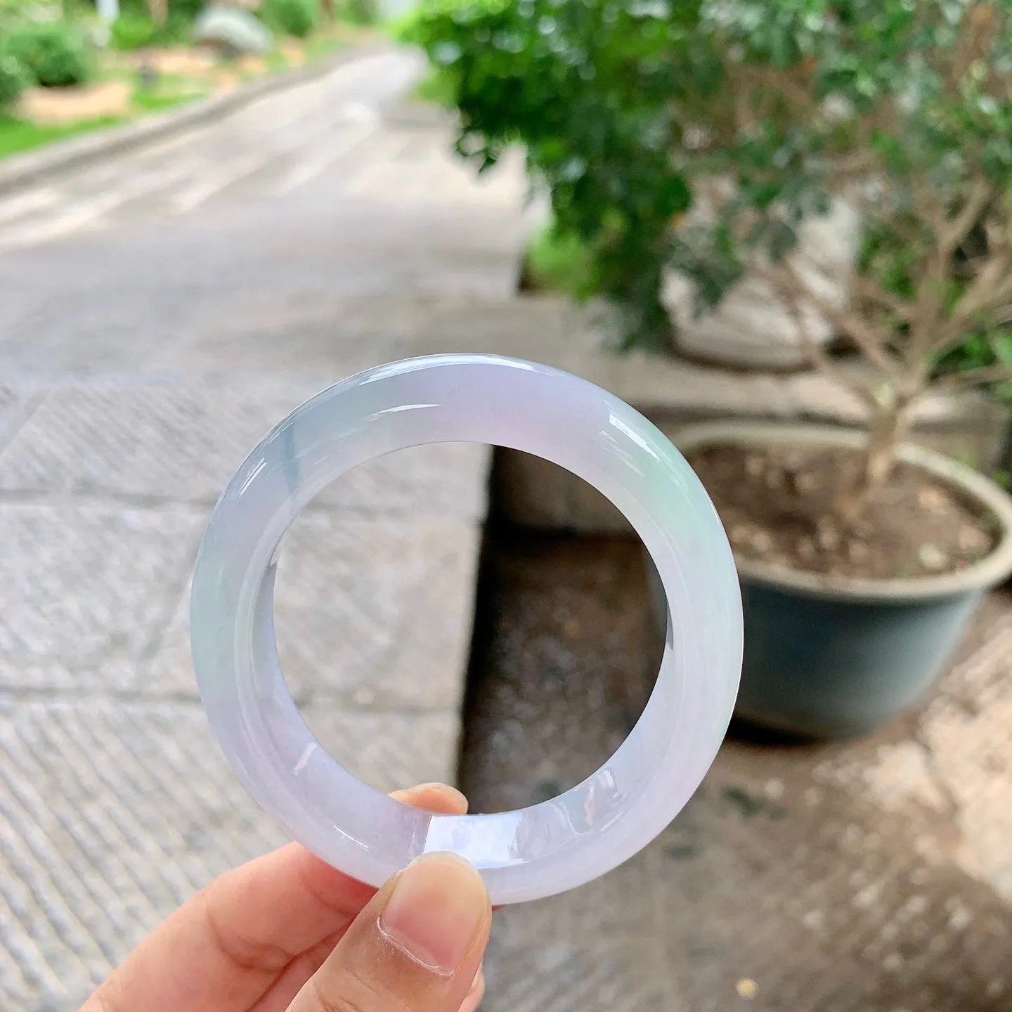 贵妃53 54
【圈口】56.6/49.2/12.5/8.5
【描述】春彩，水润，种老，细腻，无纹裂！