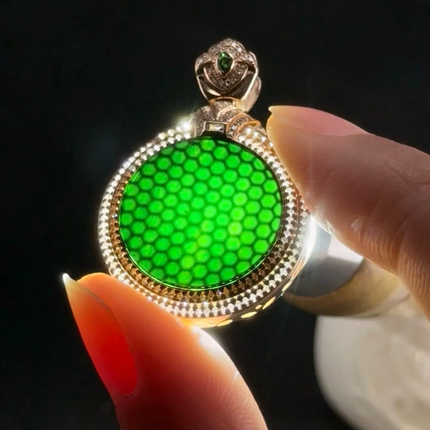 精品18k墨翠圆片吊坠 种好色正 黑度极好 打灯通透 油性十足 尺寸33.9