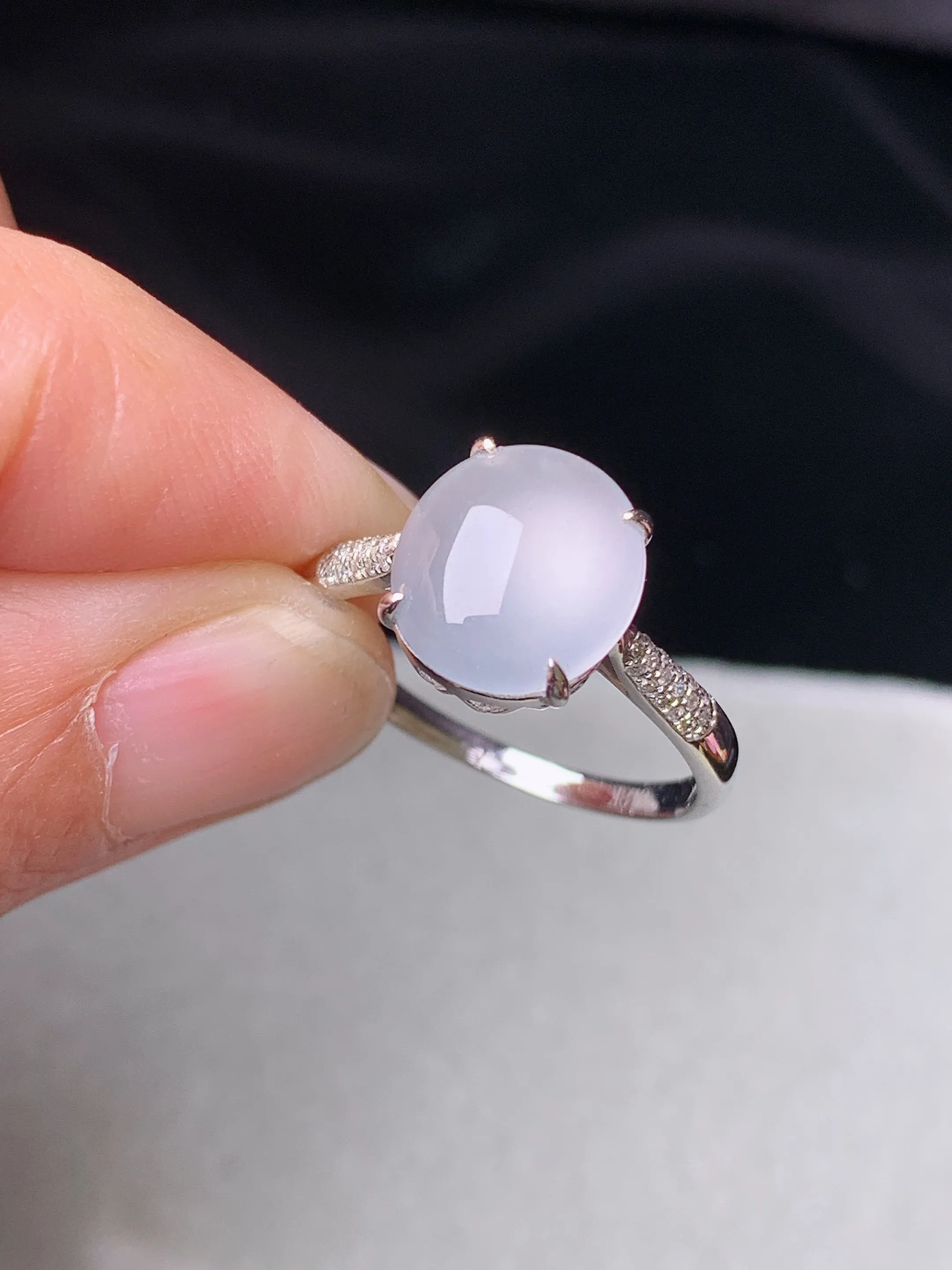 18k金钻镶嵌冰种蛋面戒指 玉质细腻 色泽艳丽清新 圈口13.5 裸石尺寸10.6*9.3*4.3