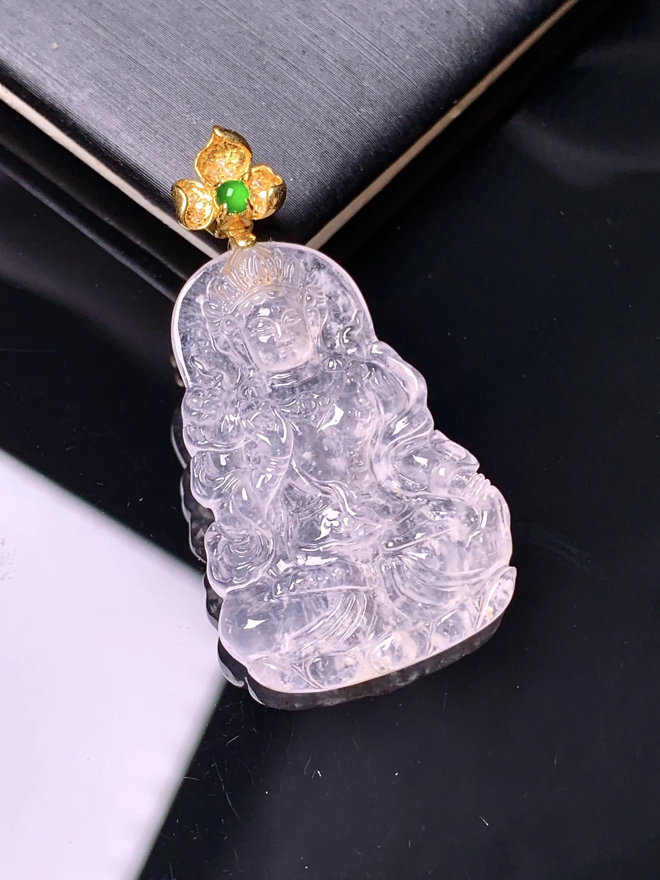 18k金镶嵌冰种度母观音吊坠 玉质细腻 色泽艳丽清新 整体尺寸39.2*21*4