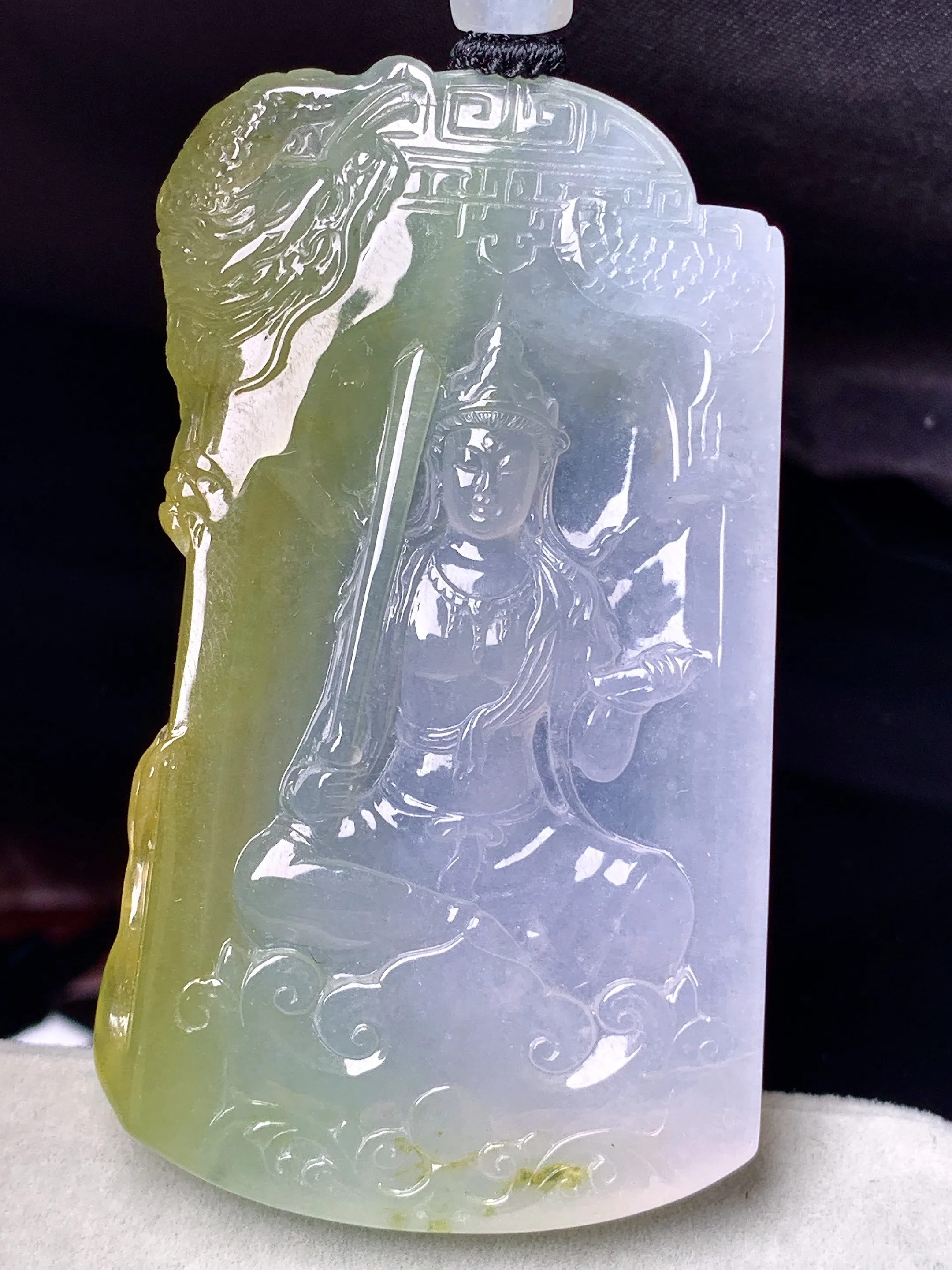 飘黄翡乘龙观音吊坠 玉质细腻 色泽艳丽清新 整体尺寸64.5*36.7*5.6