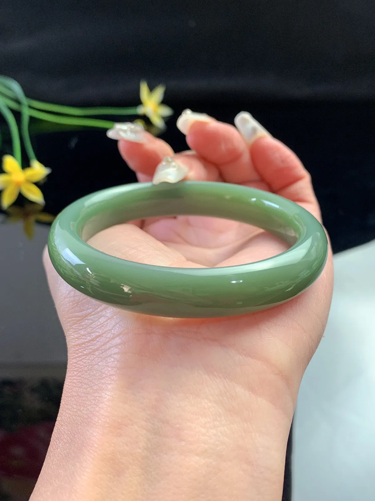 和田玉碧玉54圈口粉青色手镯，玉质细腻油润 底色纯净 无裂无杂 脂粉好，品质好