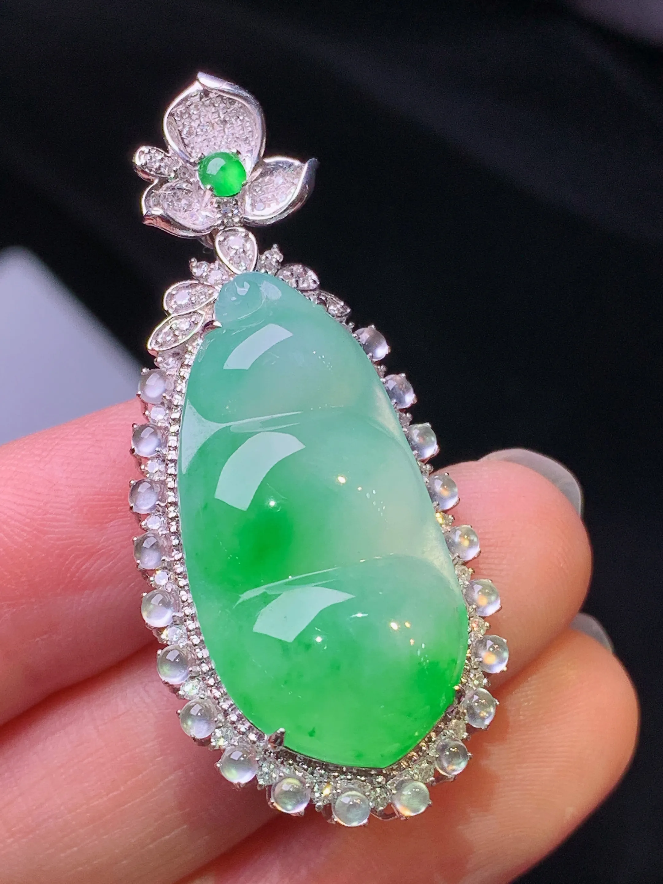 18k金钻镶嵌飘绿四季豆吊坠 玉质细腻 色泽艳丽清新 整体尺寸44.2*19.5*10.3