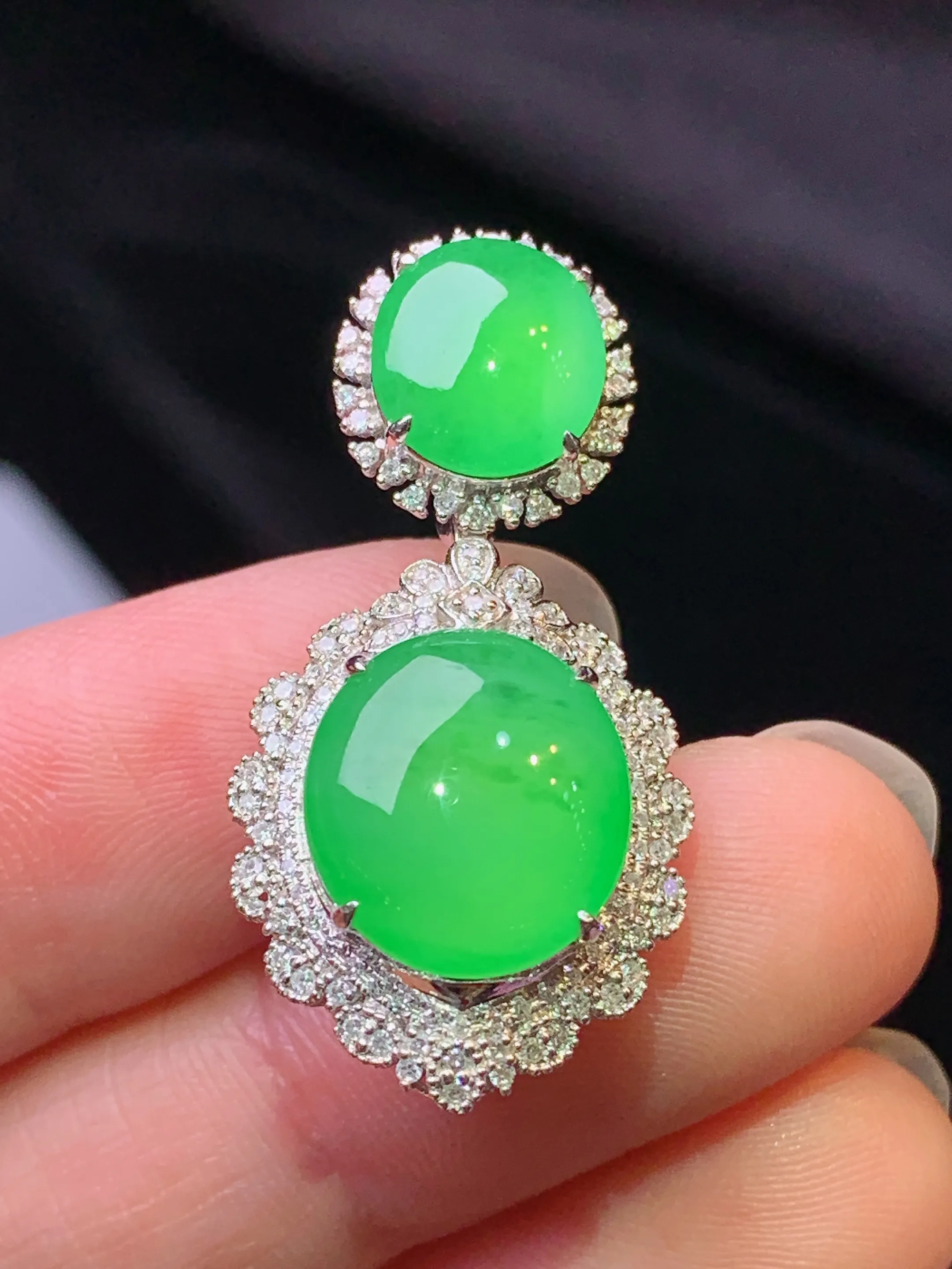 18k金钻镶嵌满绿蛋面吊坠 玉质细腻 色泽艳丽清新 整体尺寸32.2*16.2*11.5