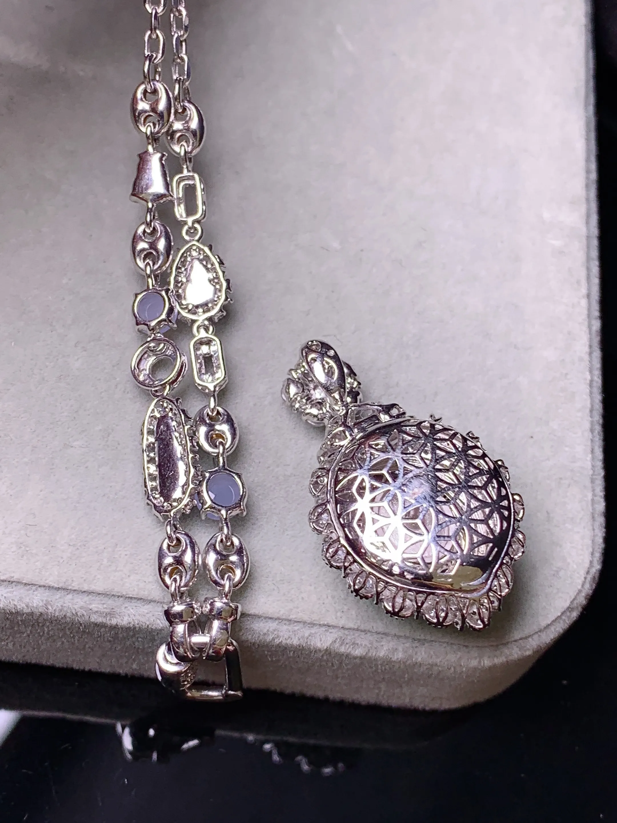 18k金钻镶嵌翠绿蛋面可分拆多用项链吊坠 玉质细腻 色泽艳丽清新 整体尺寸28.9*16.7*11