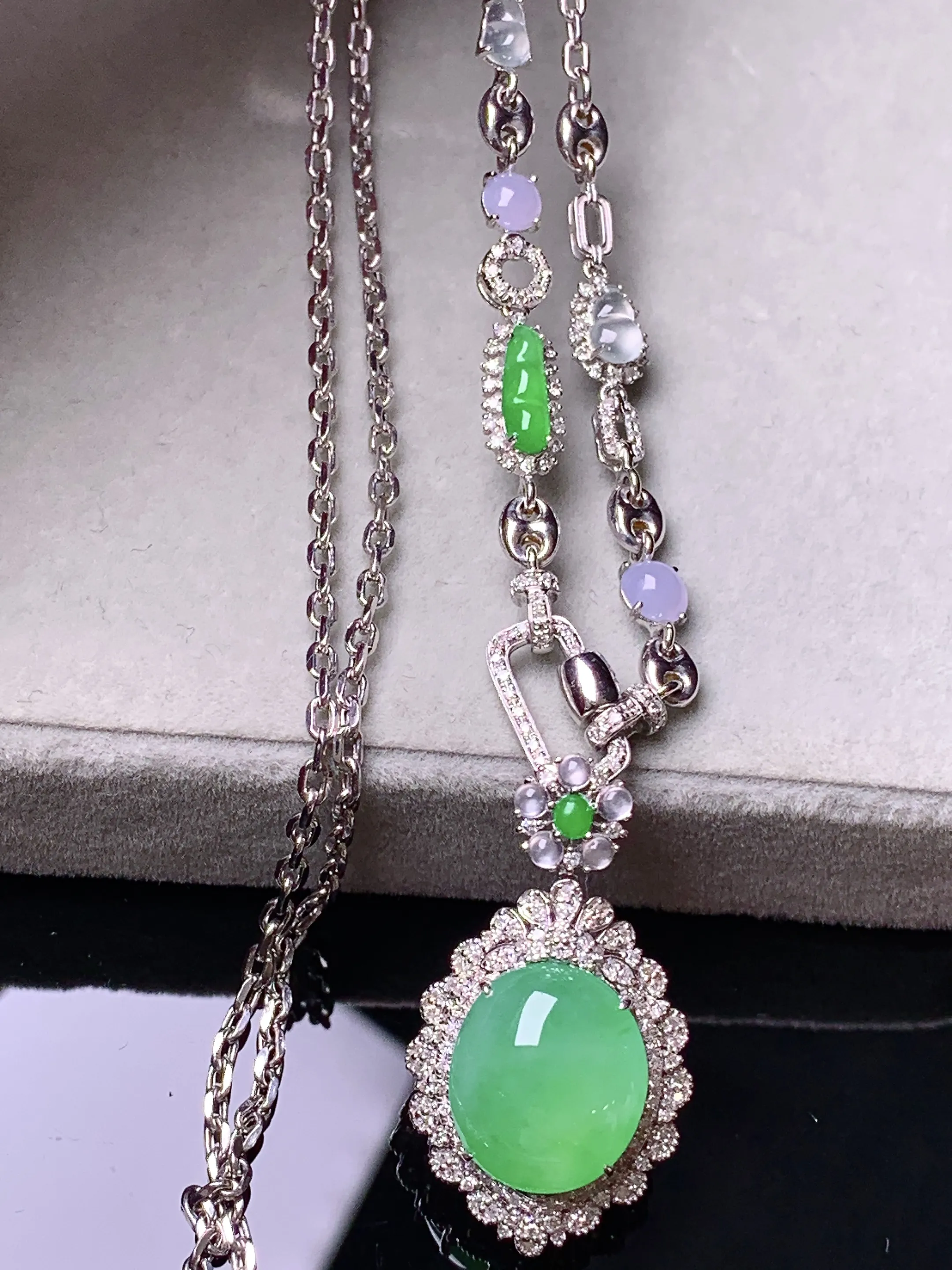 18k金钻镶嵌翠绿蛋面可分拆多用项链吊坠 玉质细腻 色泽艳丽清新 整体尺寸28.9*16.7*11