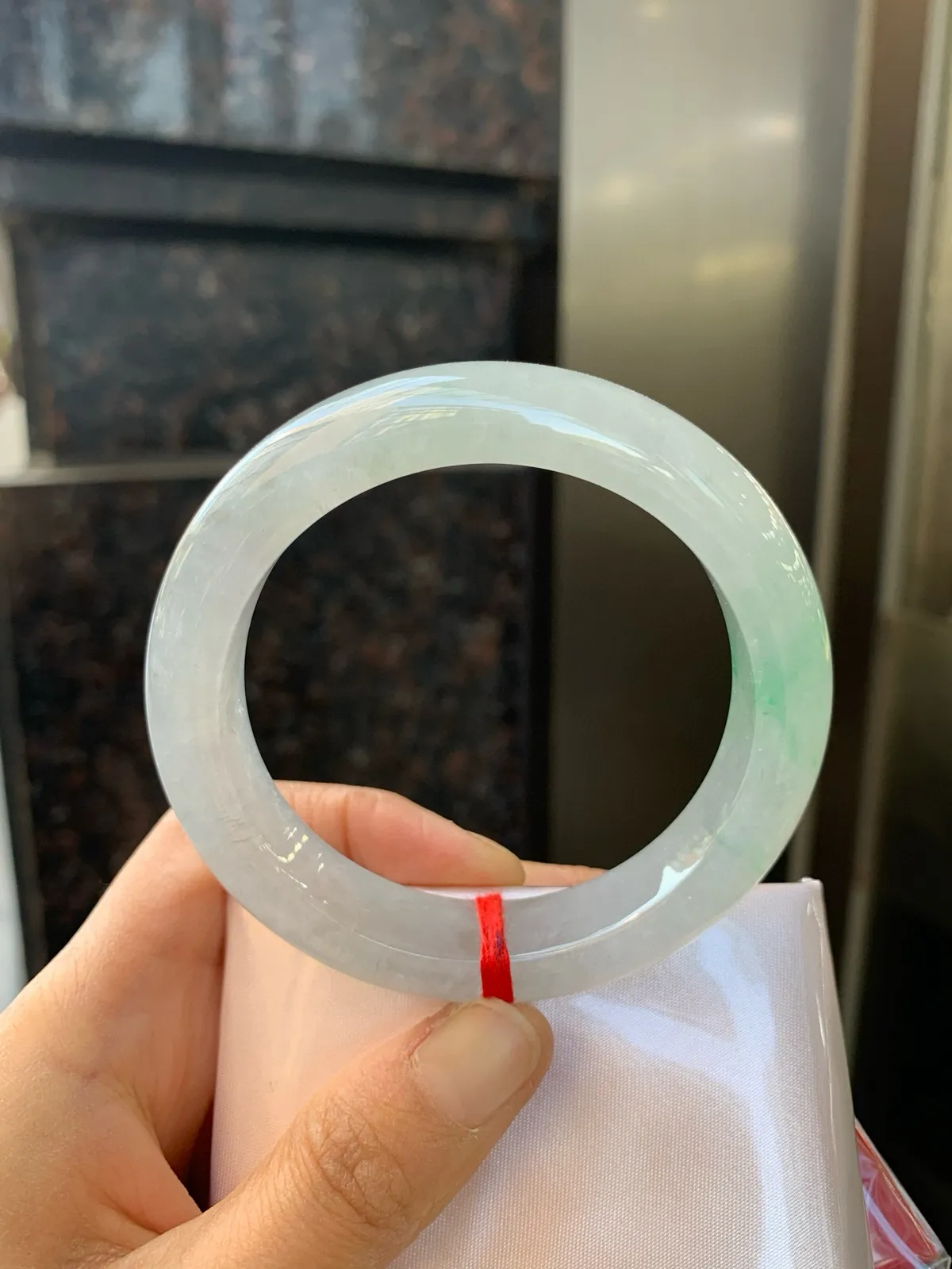 冰飘绿正圈
54.7-12.3-9.2
完美，玉质冰润细腻，清爽的底子飘一朵甜阳绿花，鲜活而灵动，犹如新冒的嫩芽，艳丽惹人