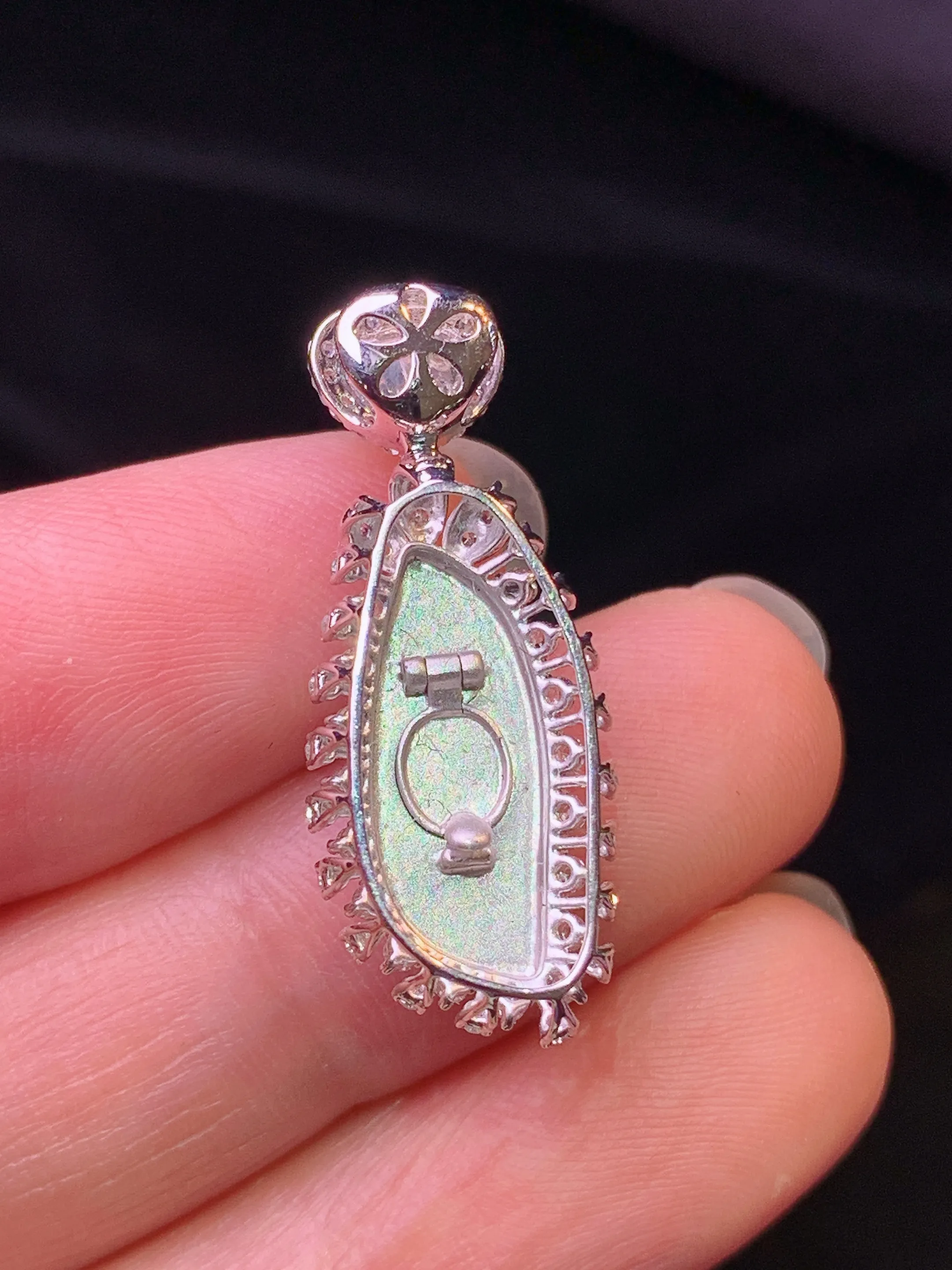 18k金钻镶嵌随形吊坠 玉质细腻 色泽艳丽清新 整体尺寸27.8*11.2*8.2