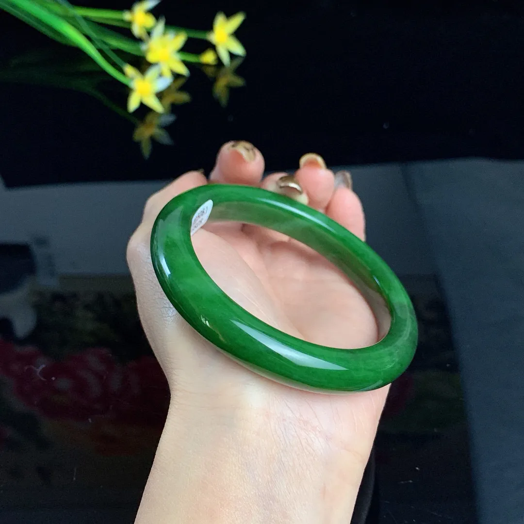 和田玉60.5圈口菠菜绿碧玉手镯！玉质细腻油润 底色纯净 无裂无黑 脂粉好，品质高