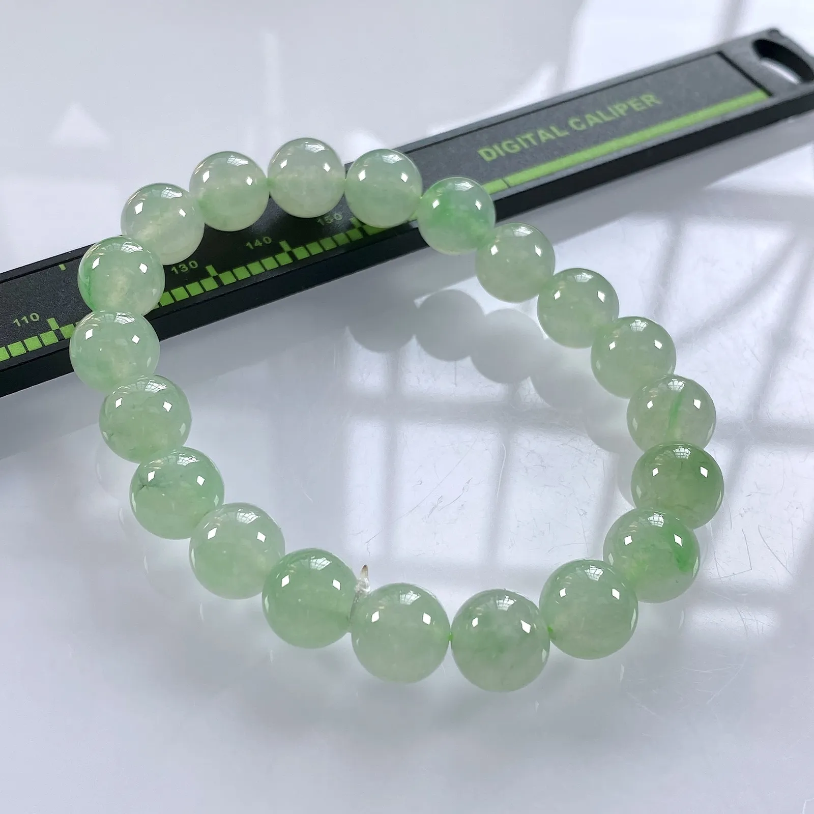 缅甸天然翡翠A货，卡9.8冰种起胶略飘绿圆珠手串手链，尺寸：9.8mm/20颗，长度195mm，重量：33.11g