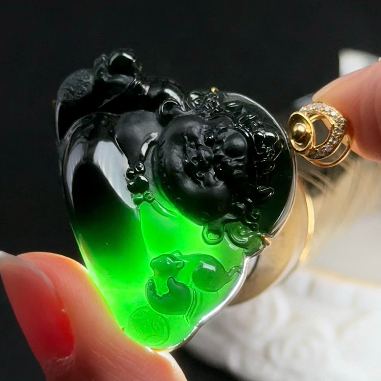 精品18k墨翠黄财神 种好色正 黑度极好 打灯通透 油性十足 尺寸34.1
