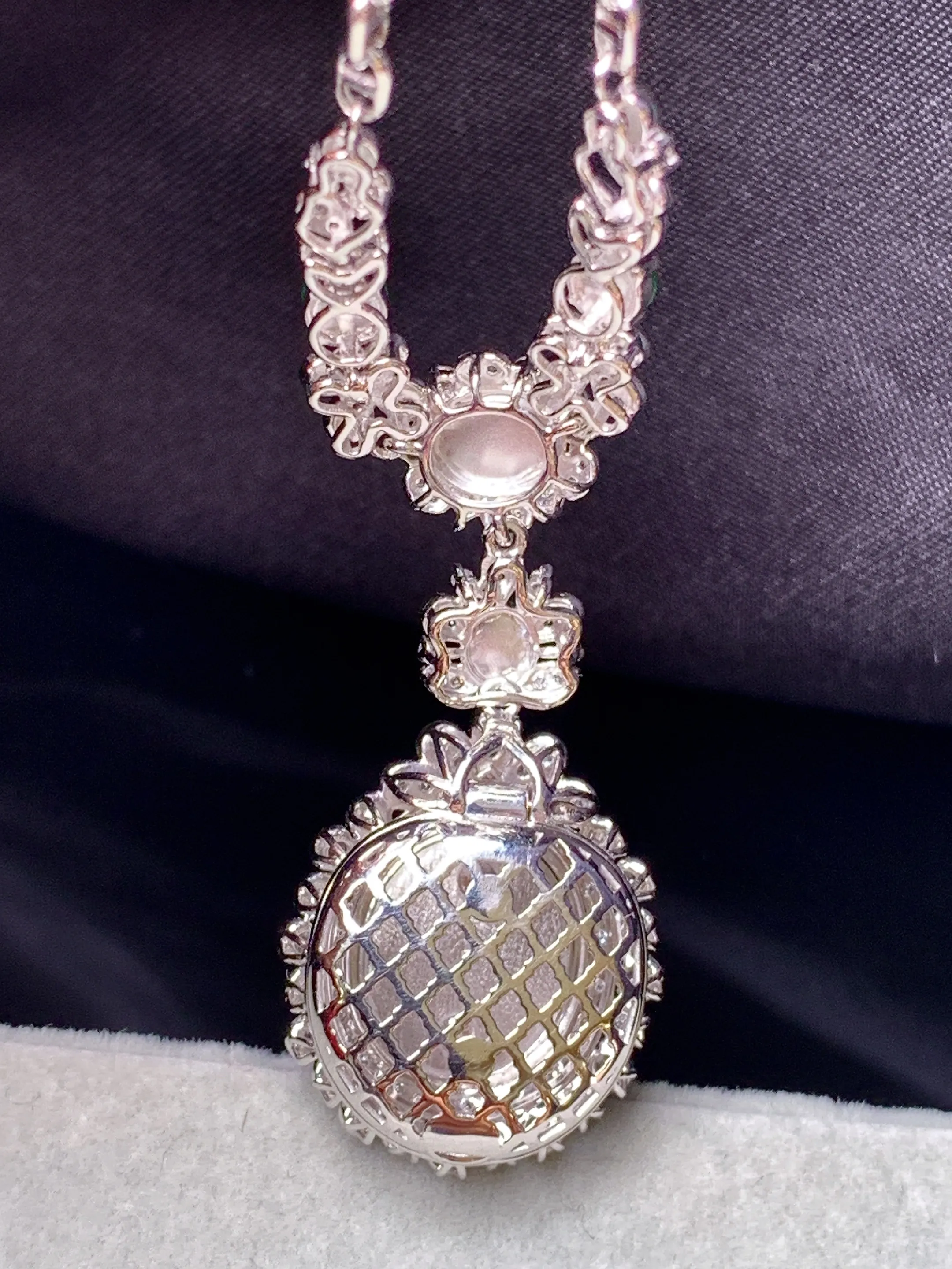 18k金钻镶嵌冰种蛋面锁骨项链 玉质细腻 色泽艳丽清新 整体尺寸49*16.2*12.6