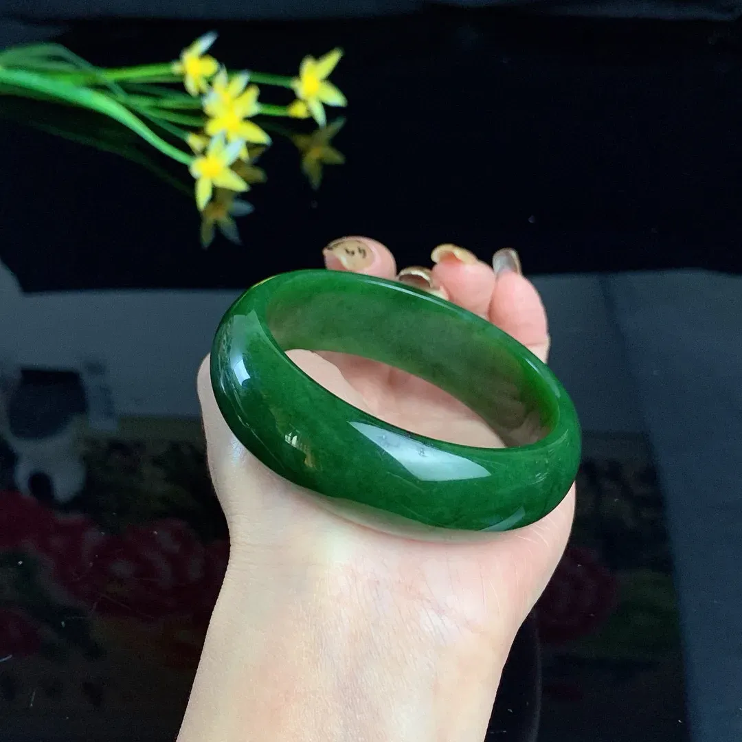 和田玉58.6圈口菠菜绿宽版碧玉手镯！圈口58.6宽19.5玉质细腻油润 底色纯净 无裂无棉 脂粉好，品质高