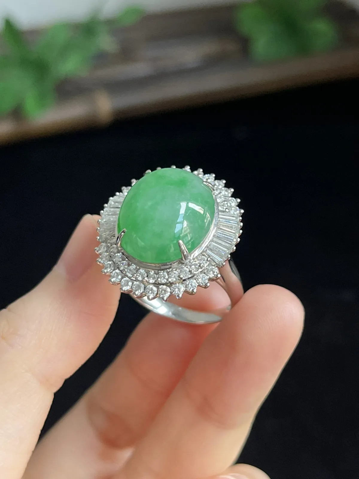 翡翠糯化种绿色戒指，印记：Au750,伴钻石