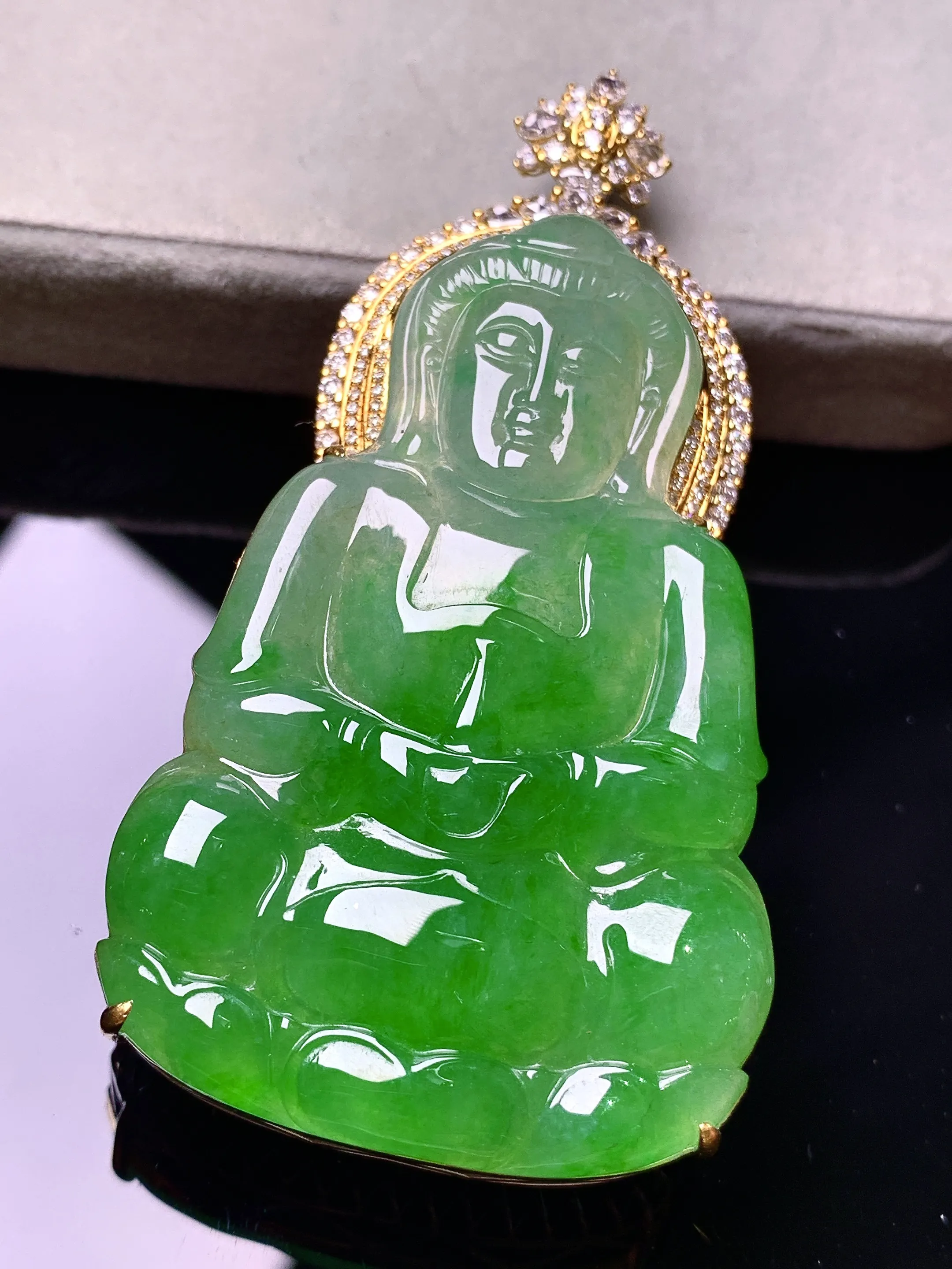 18k金钻镶嵌翠绿观音菩萨吊坠 玉质细腻 色泽艳丽清新 整体尺寸67.2*35*15.2