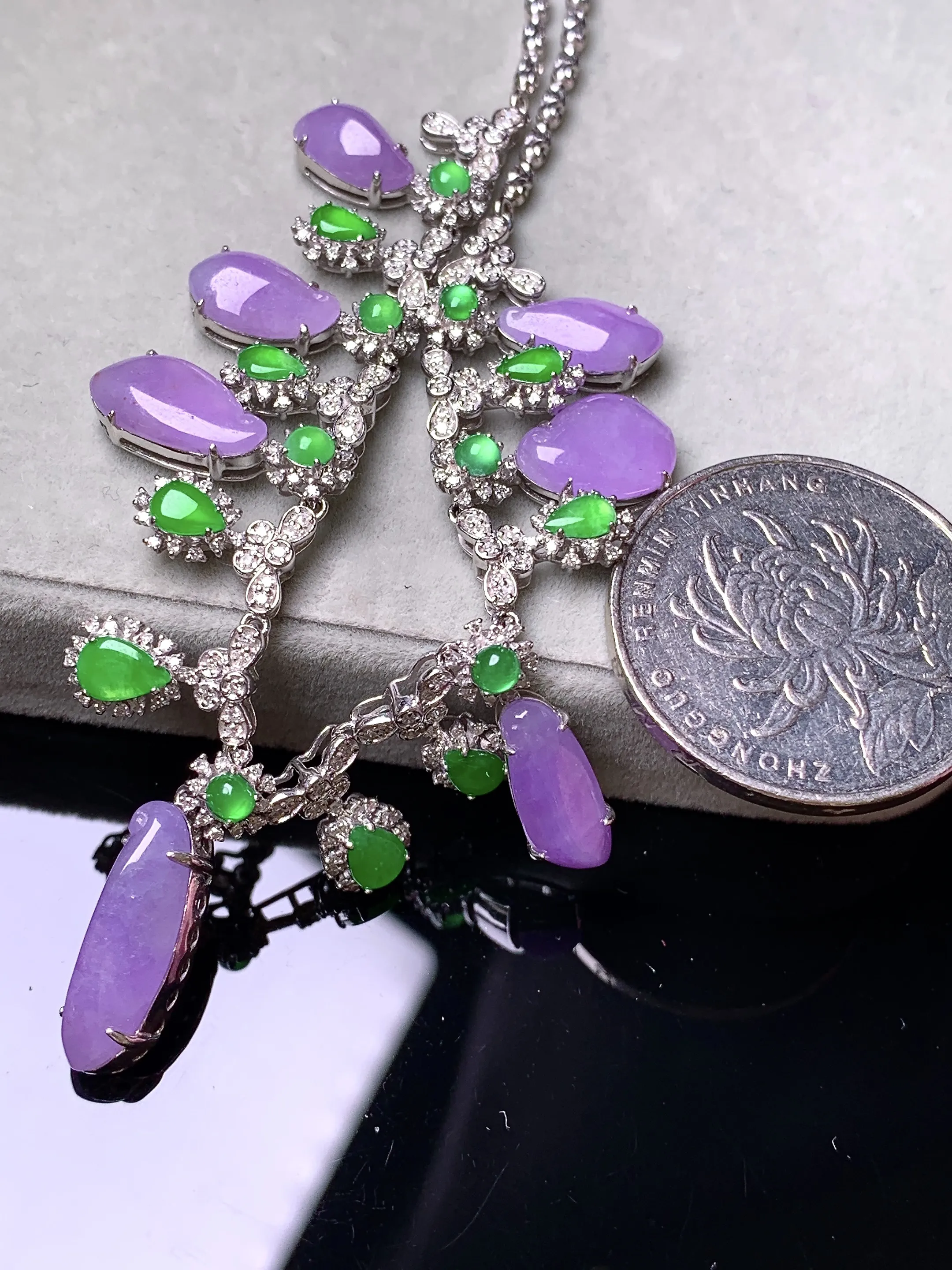 18k金钻镶嵌紫罗兰福瓜组合锁骨项链 玉质细腻 色泽艳丽清新 整体尺寸75*34*6.3