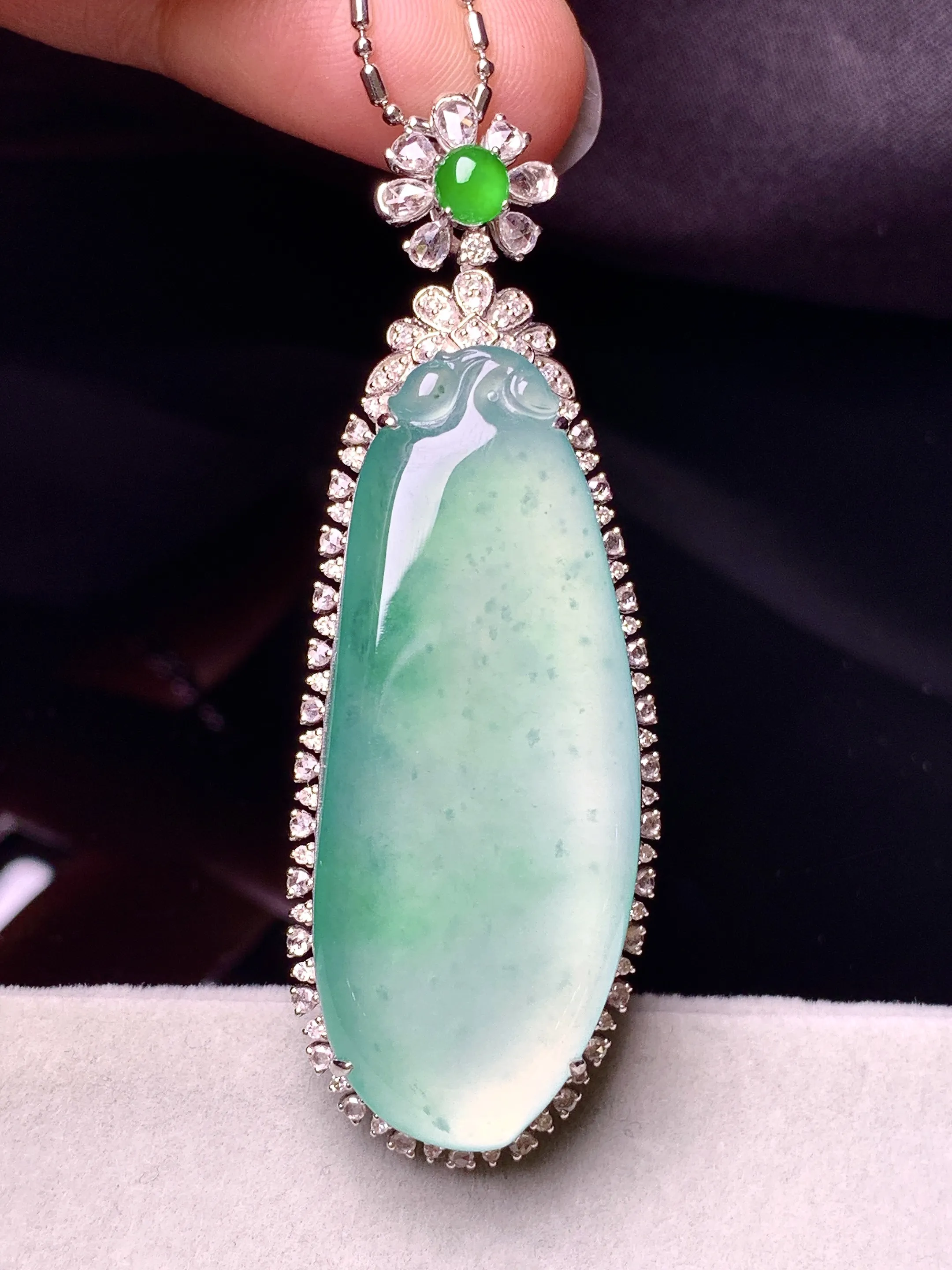 18k金钻镶嵌晴绿冰种福瓜吊坠 玉质细腻 色泽艳丽清新 整体尺寸57.8*20*11