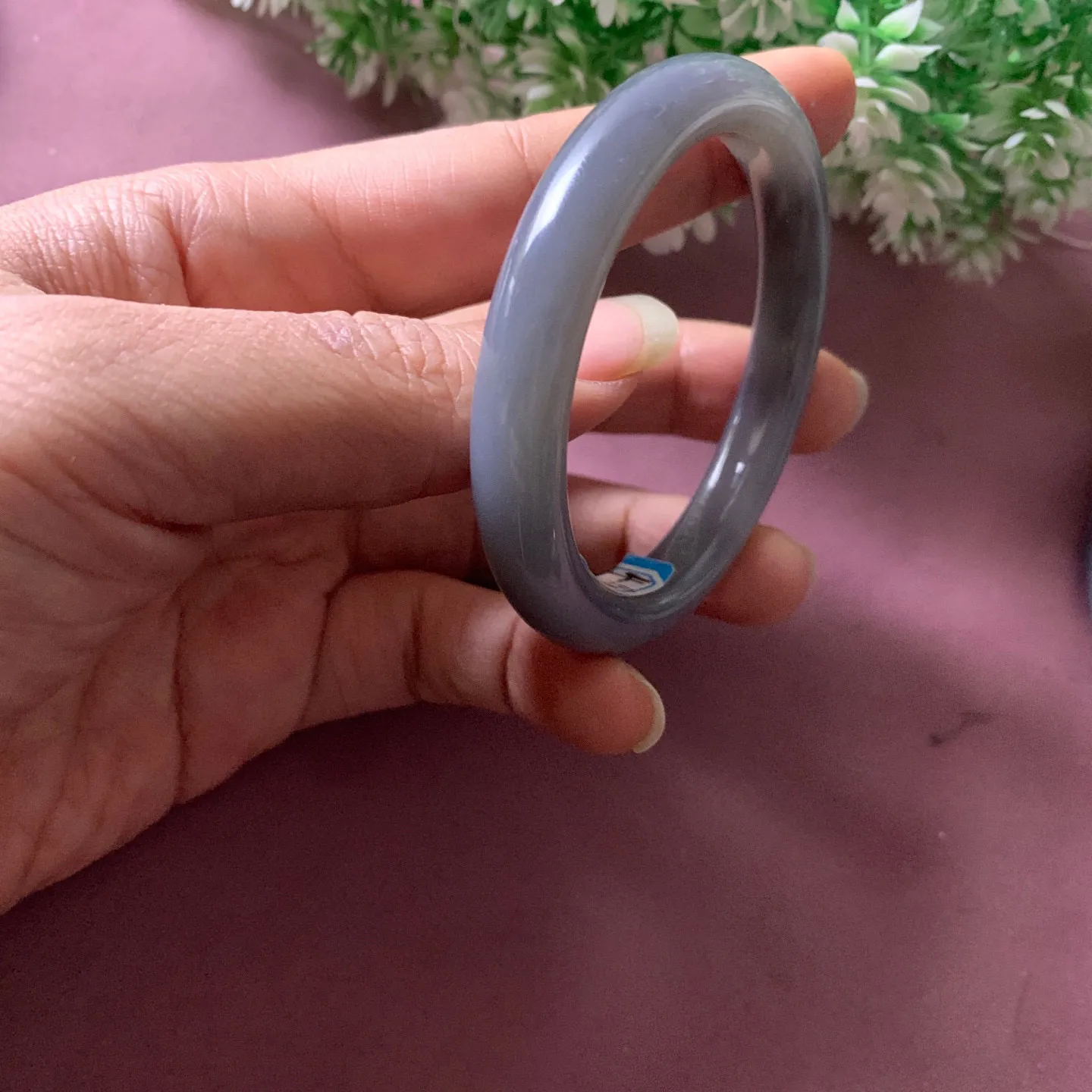 和田玉52.5圈口紫罗兰手镯【挽间柔情】，镯型古朴典雅。在诗情画意的雨巷相遇，你是我腕间的一抹风情，有你眸有深情.清风荡漾湖间静水，我愿俯身低眉，在烟波涟漪处寻