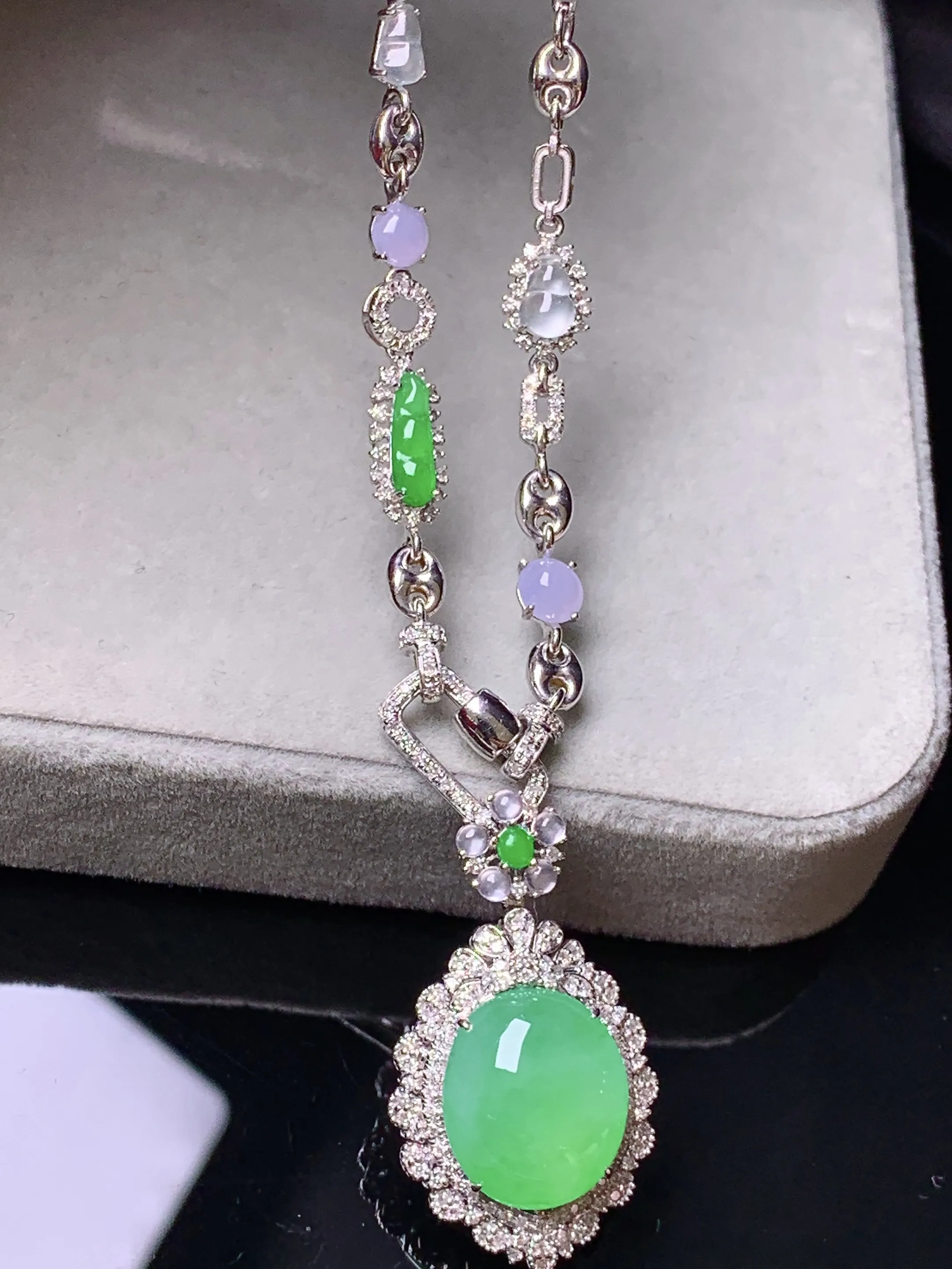 18k金钻镶嵌翠绿蛋面可分拆多用项链吊坠 玉质细腻 色泽艳丽清新 整体尺寸28.9*16.7*11