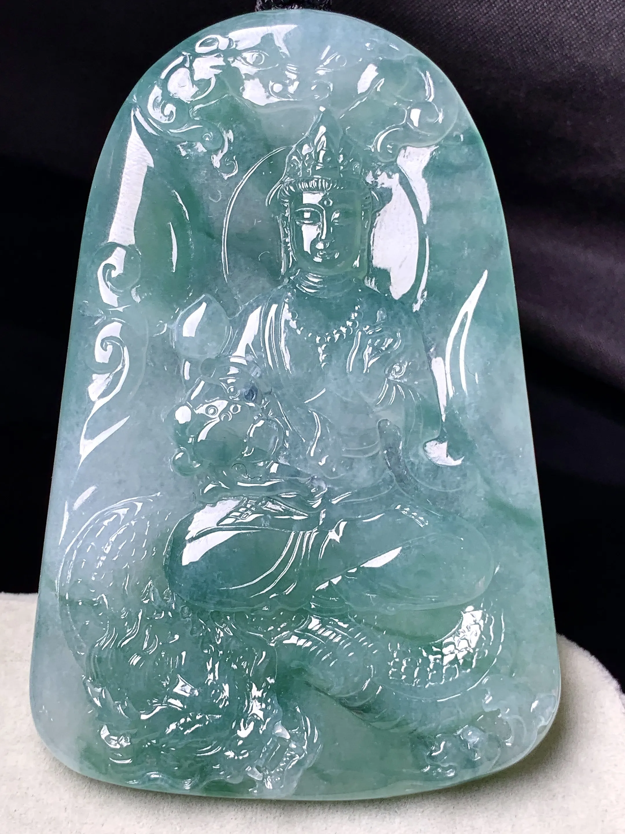 飘花晴绿观音菩萨吊坠 玉质细腻 色泽艳丽清新 整体尺寸70.3*46.5*6.2