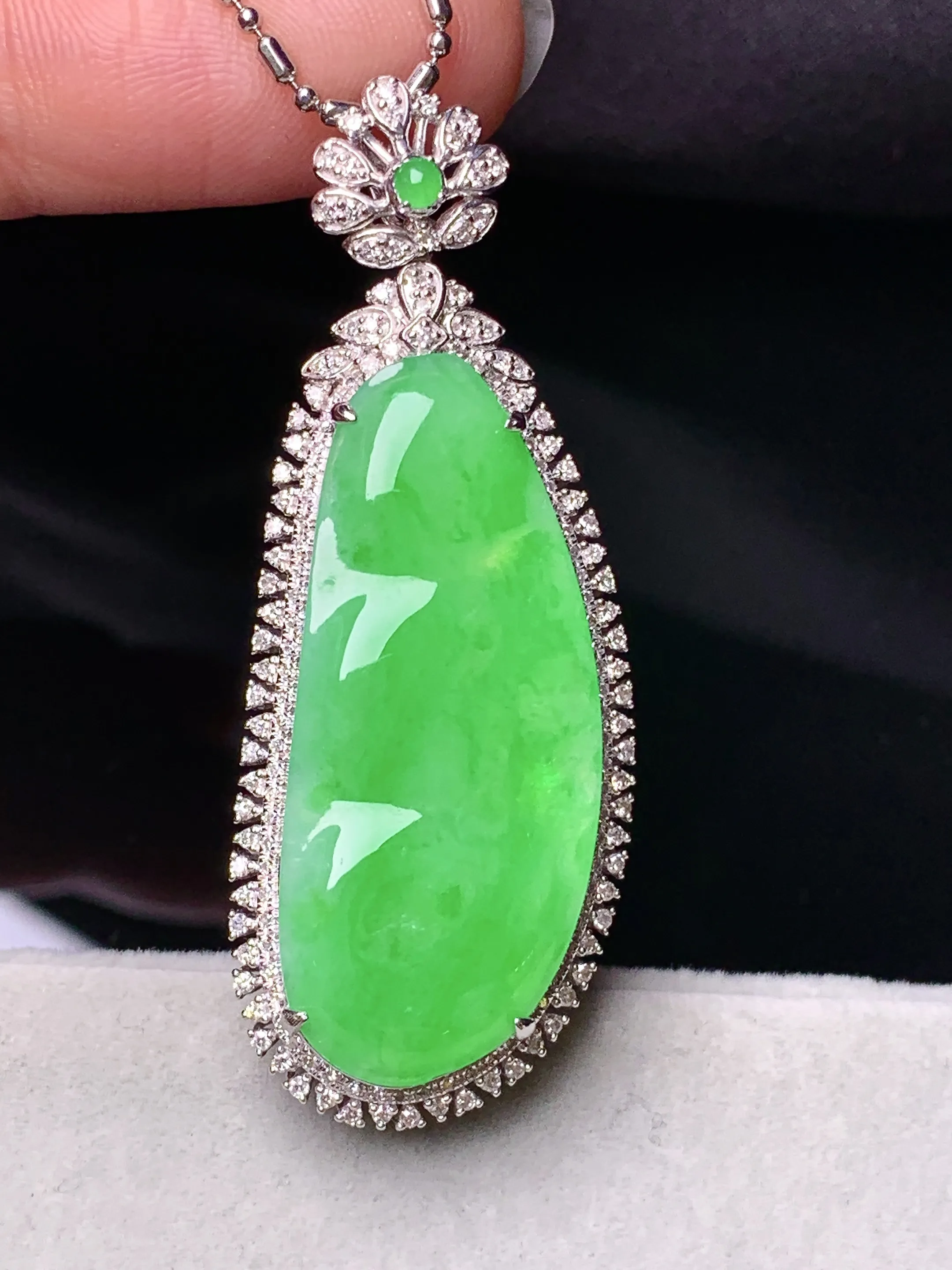 18k金钻镶嵌翠绿四季豆吊坠 玉质细腻 色泽艳丽清新 整体尺寸44.3*16.5*9