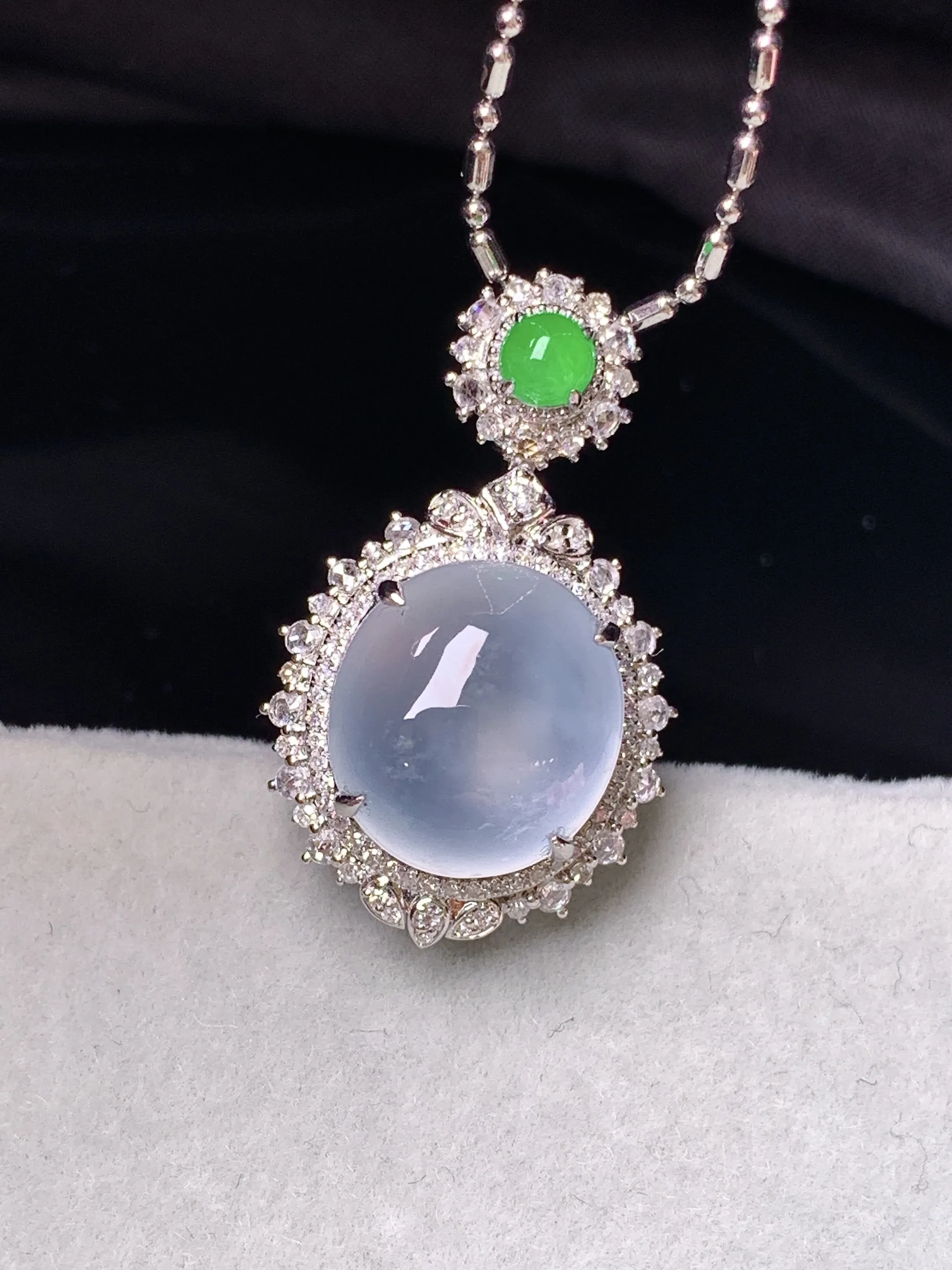 18k金钻镶嵌冰种蛋面吊坠 玉质细腻 色泽艳丽清新 整体尺寸27.2*16.3*11