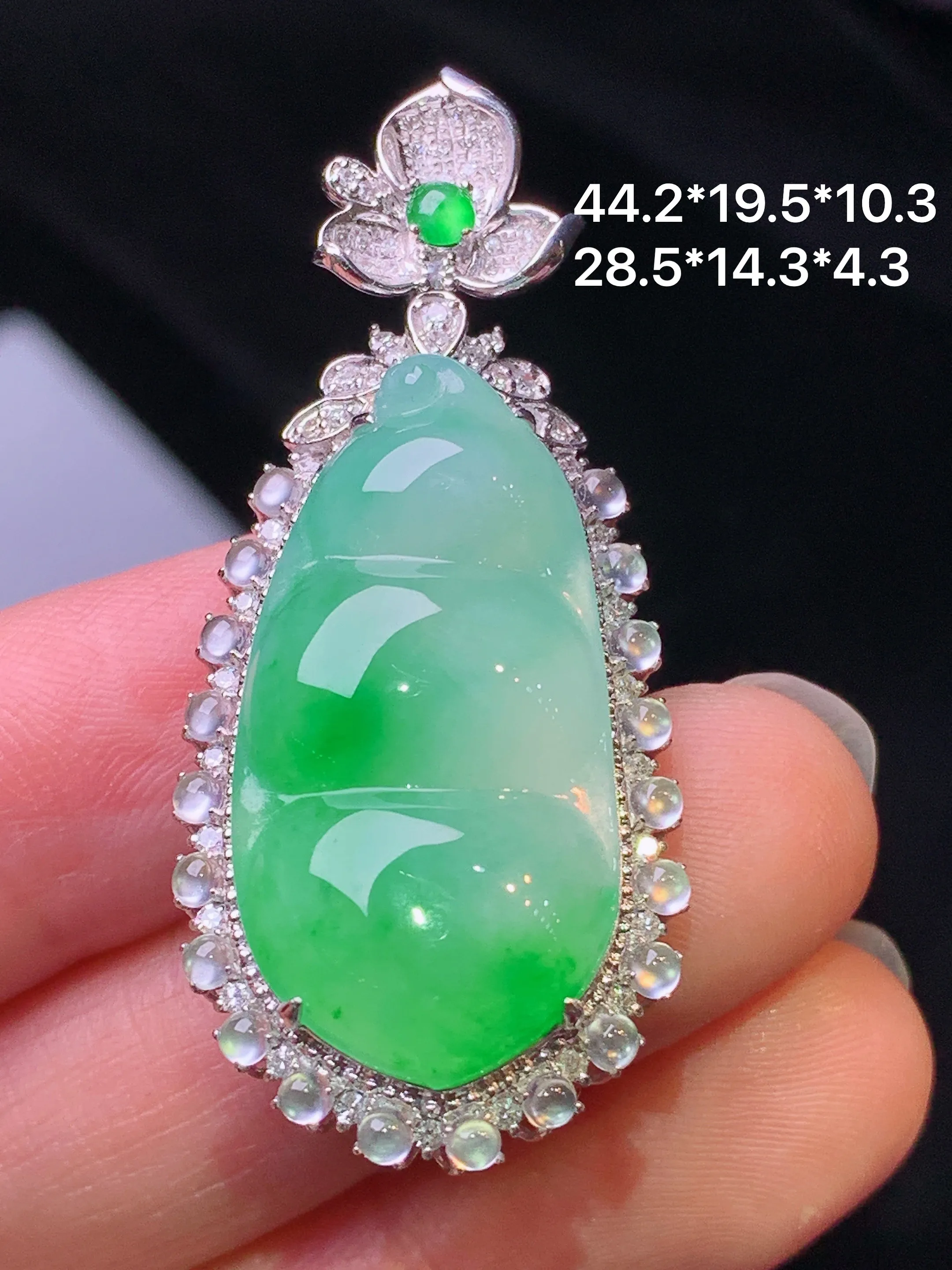 18k金钻镶嵌飘绿四季豆吊坠 玉质细腻 色泽艳丽清新 整体尺寸44.2*19.5*10.3