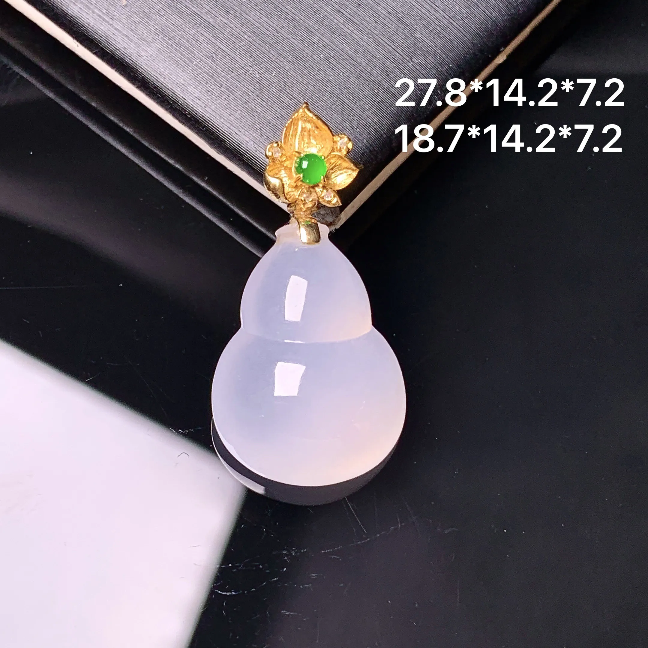 18k金镶嵌冰种葫芦吊坠 玉质细腻 色泽艳丽清新 整体尺寸27.8*14.2*7.2